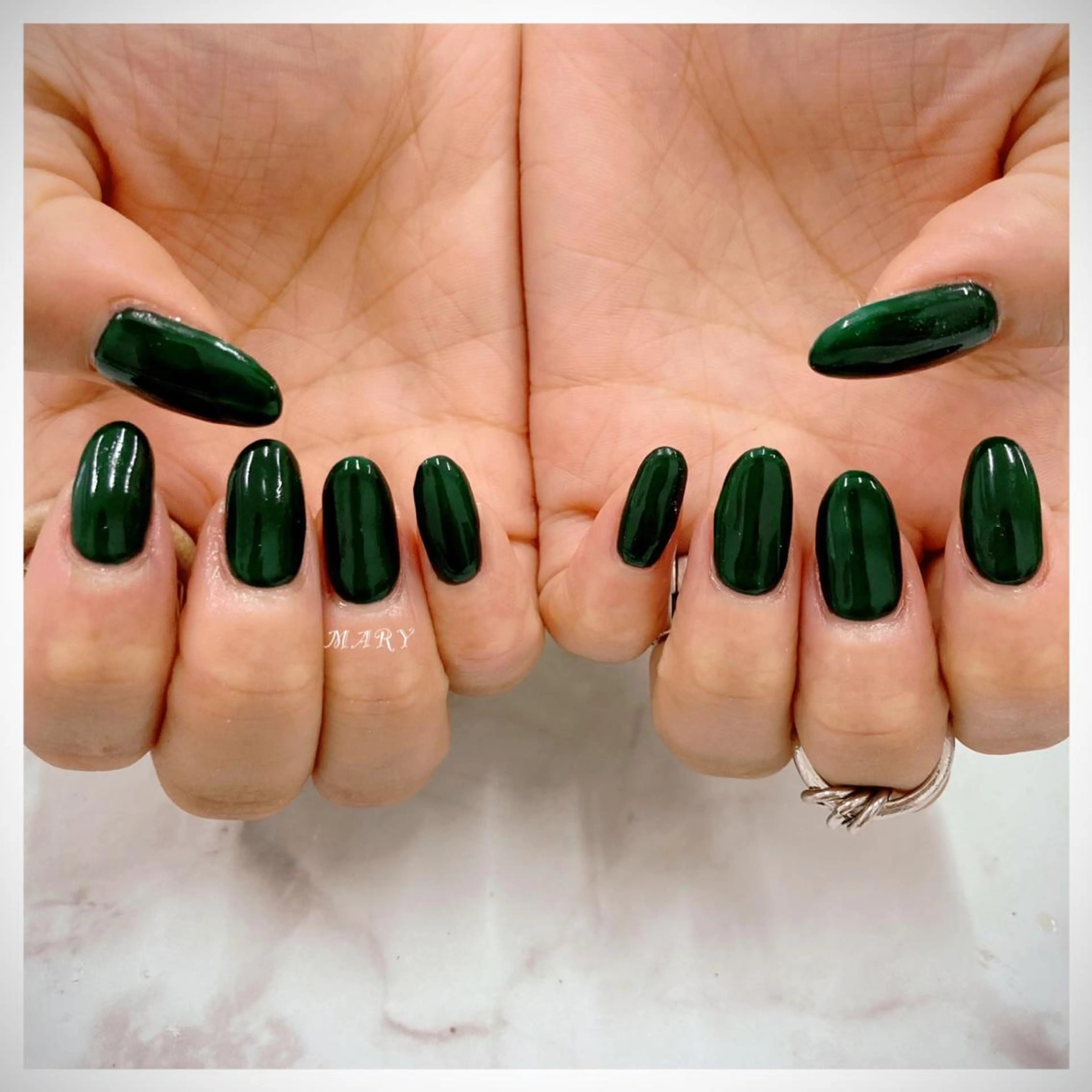 ネイル グリーン ロングネイル ニュアンスネイル ワンカラーネイル ハンドネイル Mary nail .narumiのネイルデザイン