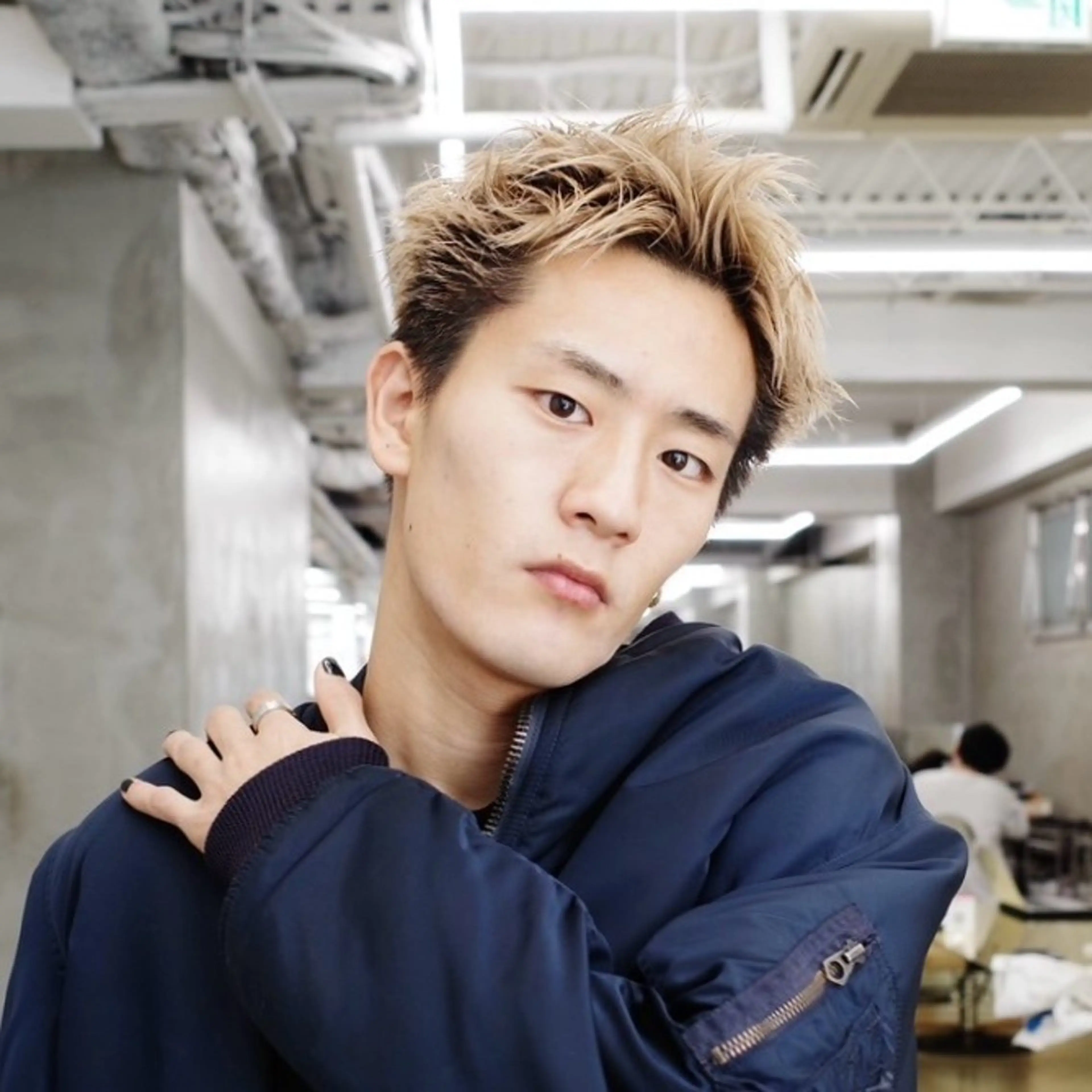 ショート カラー メンズ メンズハイトーン メンズショート スパイキーショート メンズベリーショート ベリーショート 渋谷 メンズカット 佐伯 将のヘアスタイル