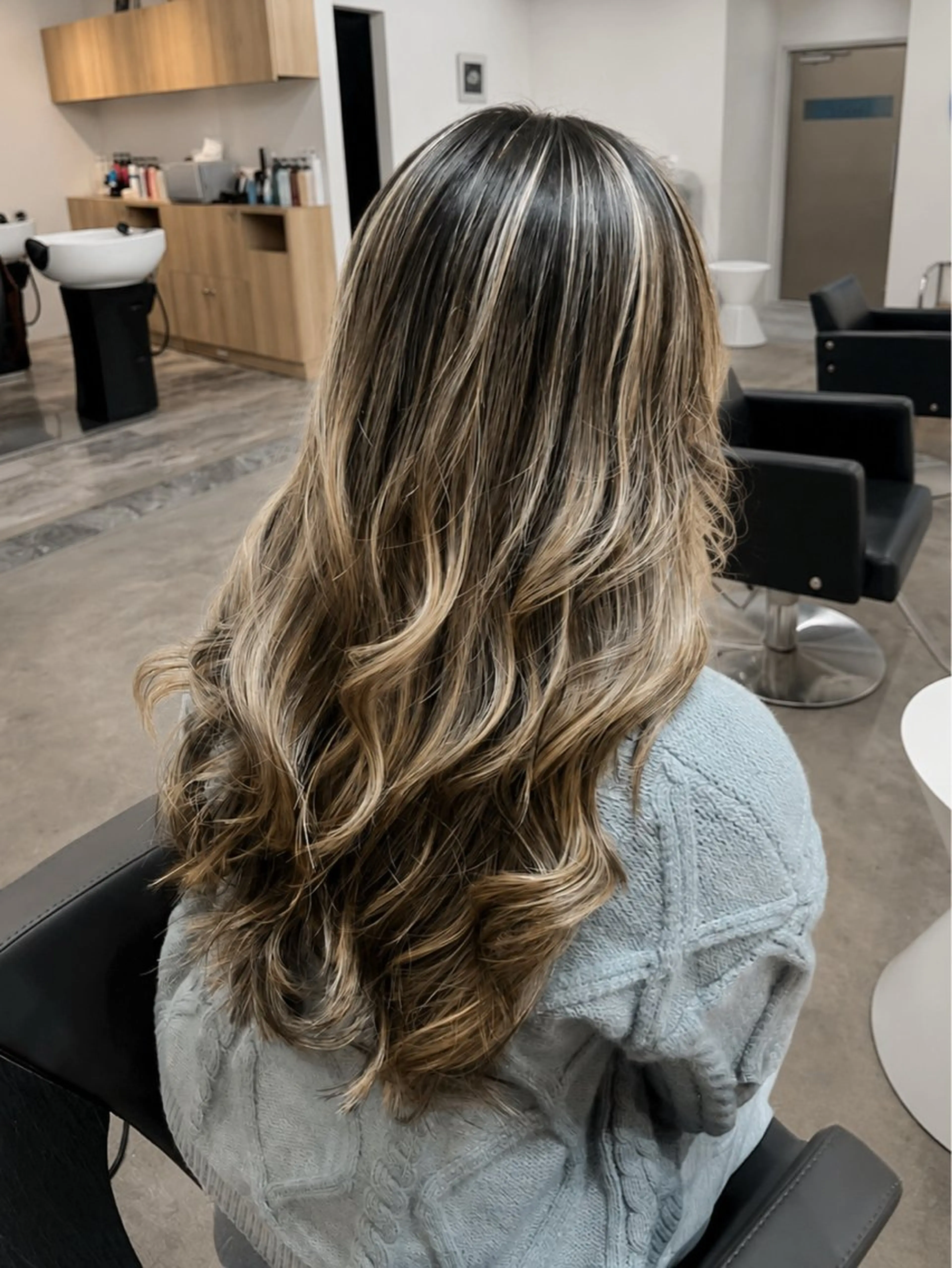 ロング カラー バレイヤージュ ハイライトカラー ハイライト レイヤーカット ヘアカラー 【モエカ】グランジ ウルフ/ハイトーンのヘアスタイル