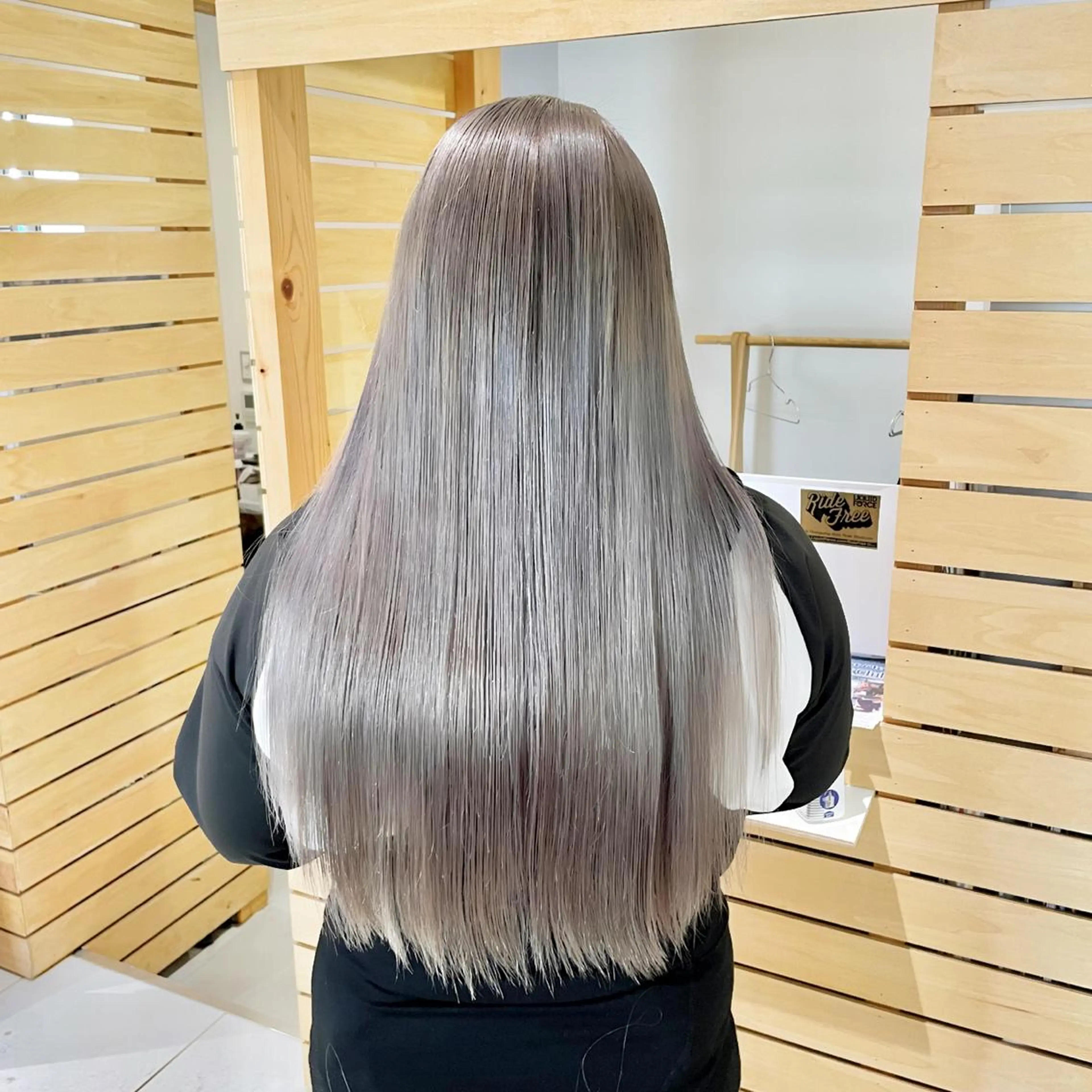 ロング カラー ブリーチ シルバー ヘアカラー トリートメント ✨髪質改善🎨 杉本賢人のヘアスタイル