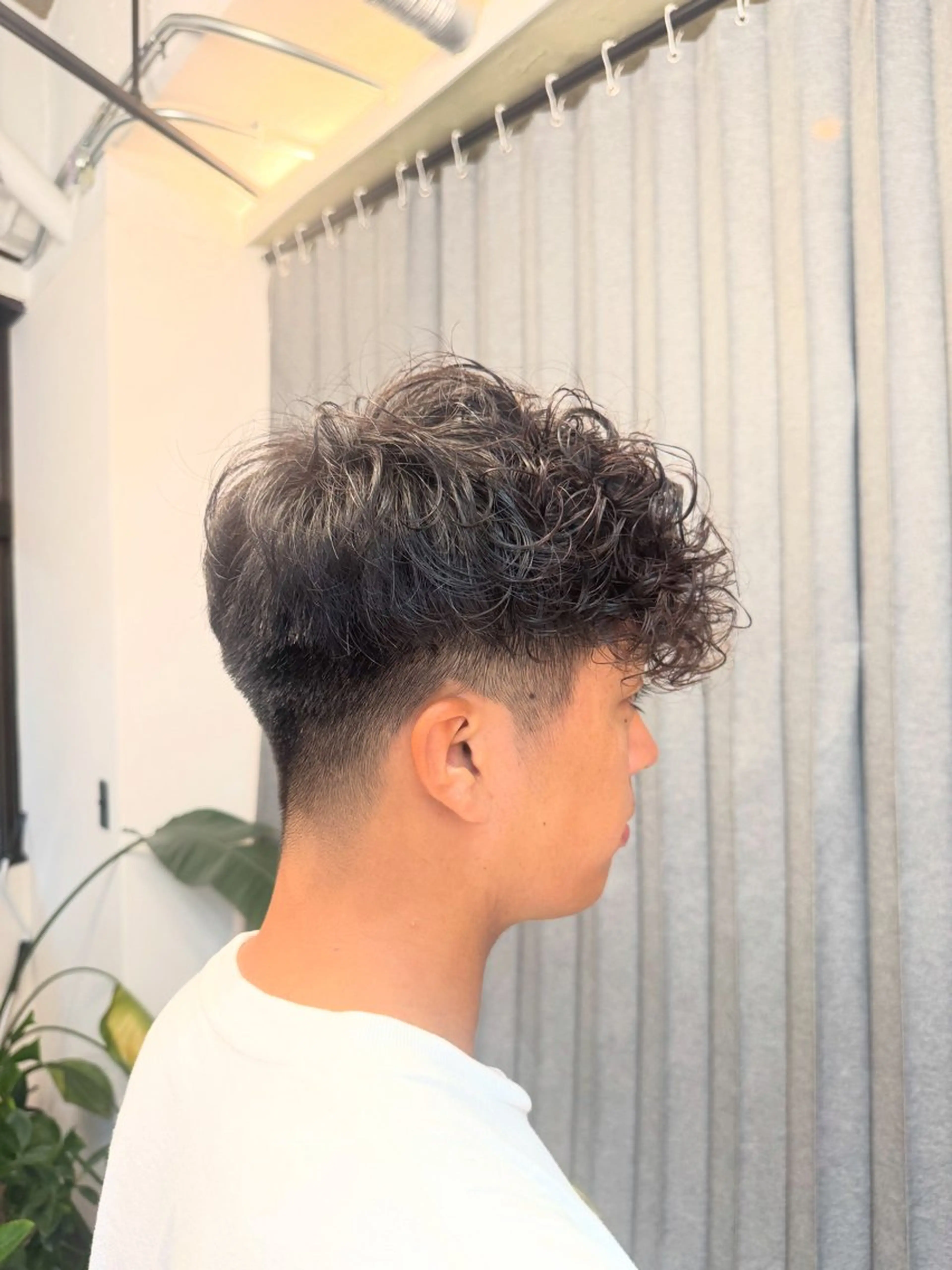 ショート パーマ メンズ 岡村 真琴のヘアスタイル