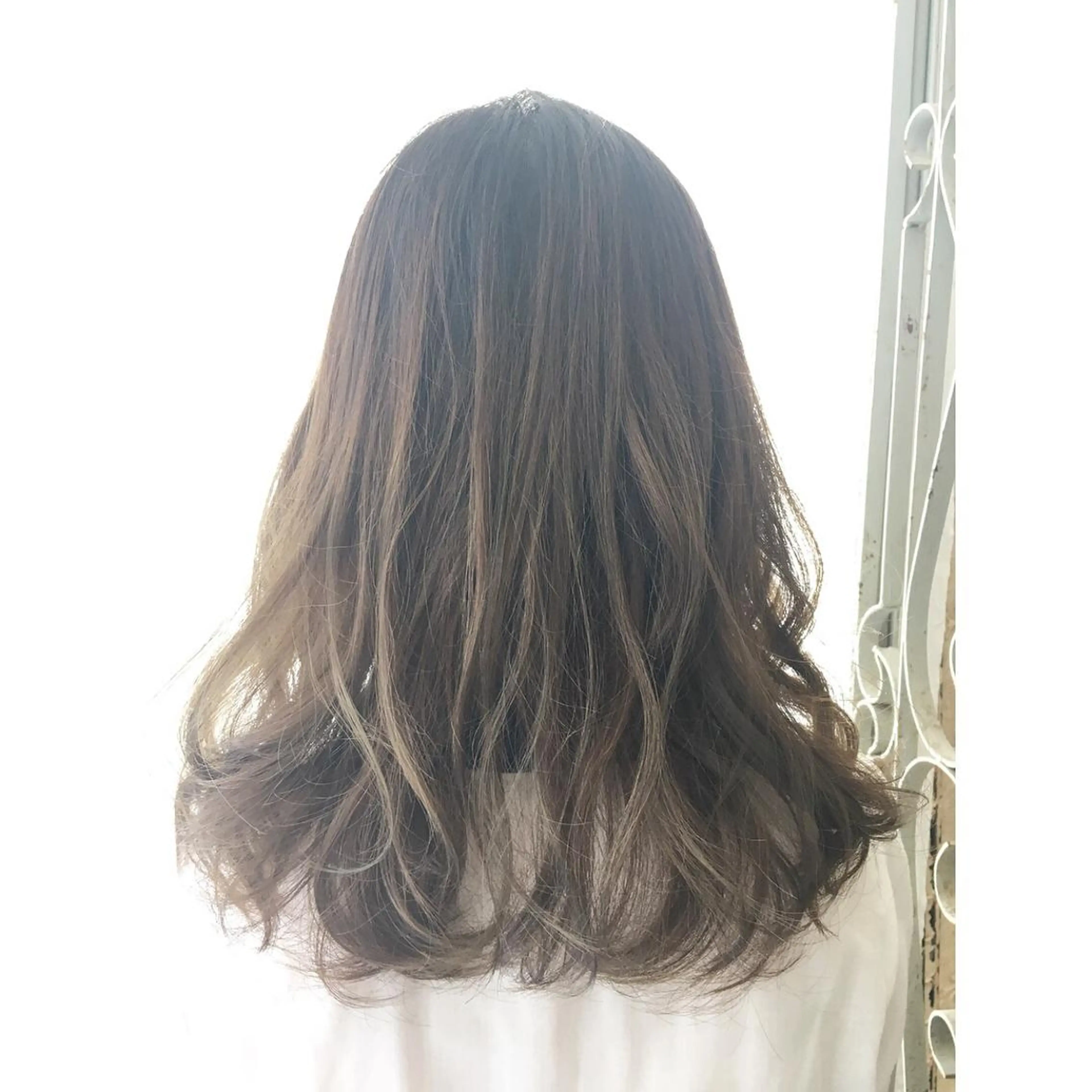 セミロング カラー アッシュ バレイヤージュ ハイライトカラー ハイライト レイヤーカット カット ヘアカラー fio マナミのヘアスタイル