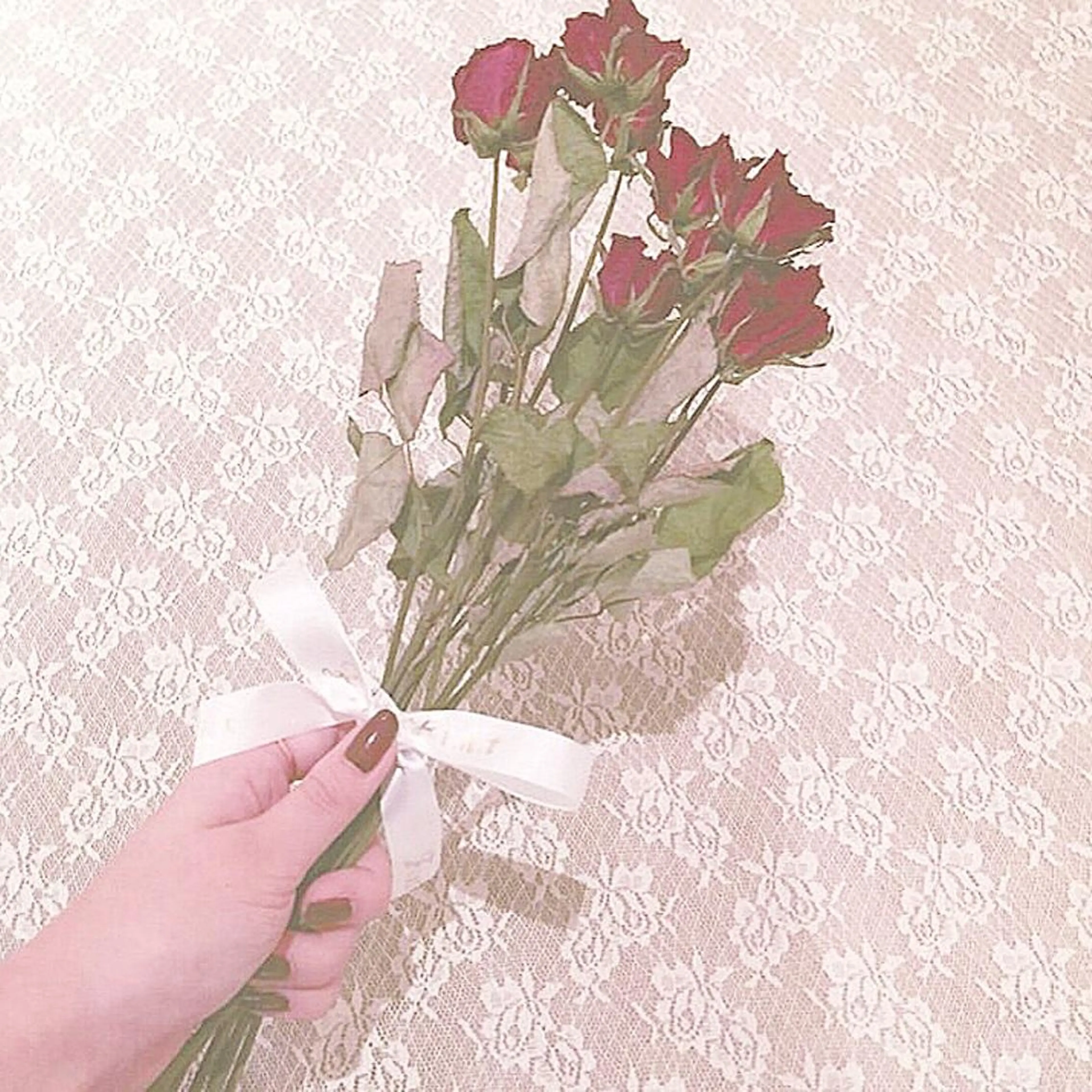 カラー 岩戸優奈 束感まつげ ピンク/ベージュのヘアスタイル