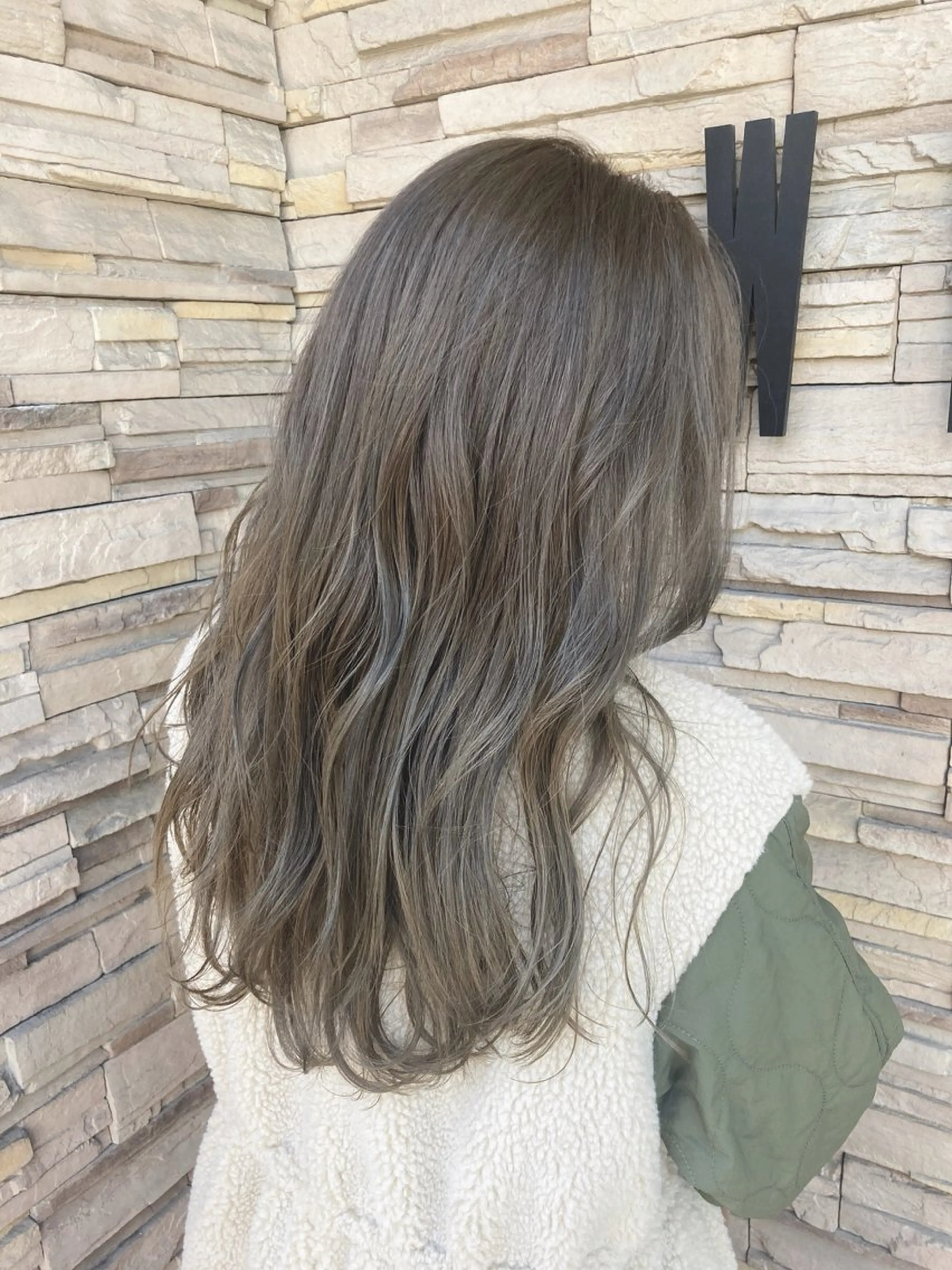 ロング カラー 足立 小百合のヘアスタイル