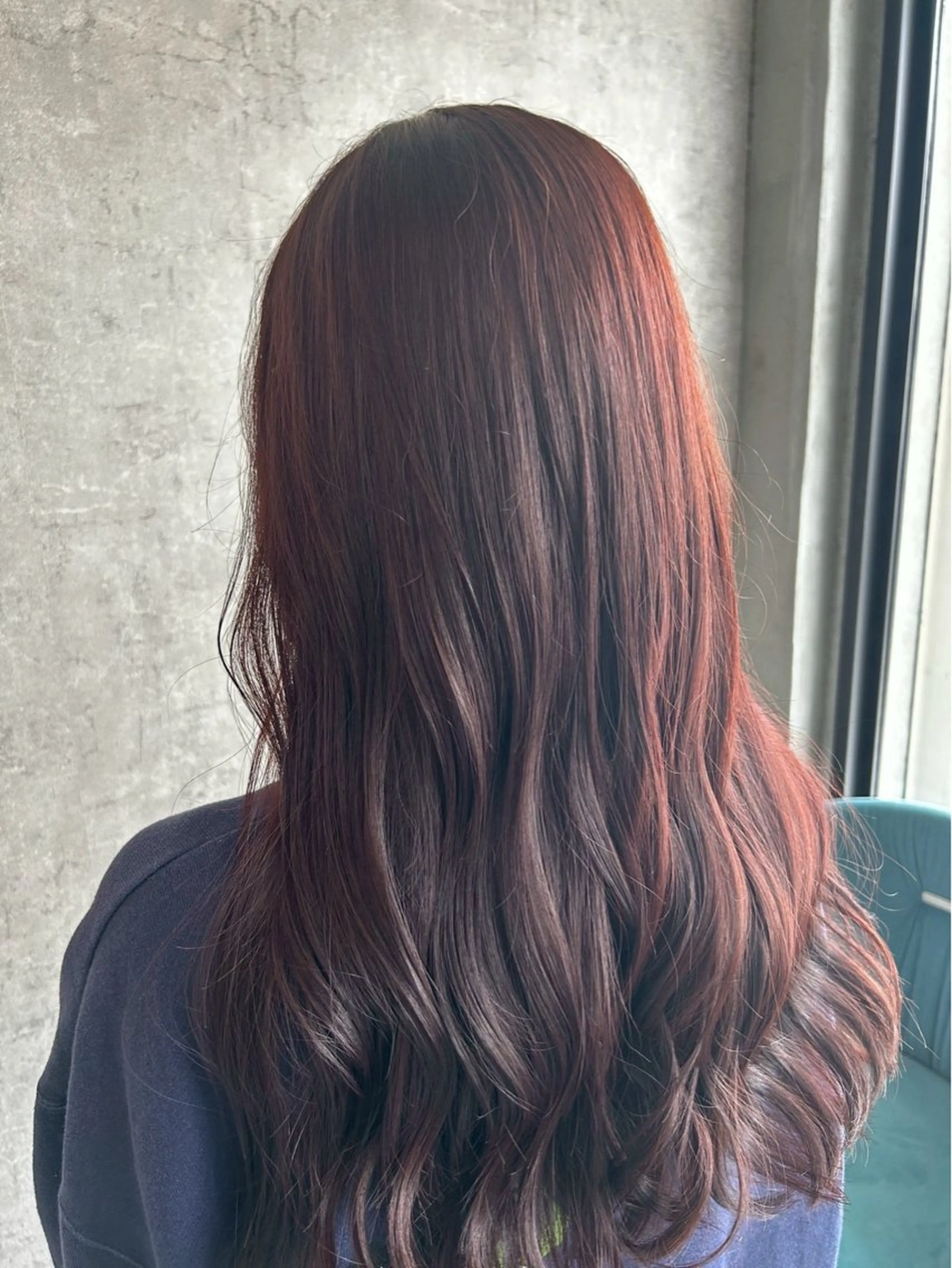 ロング レッドブラウン 裾分 華子のヘアスタイル