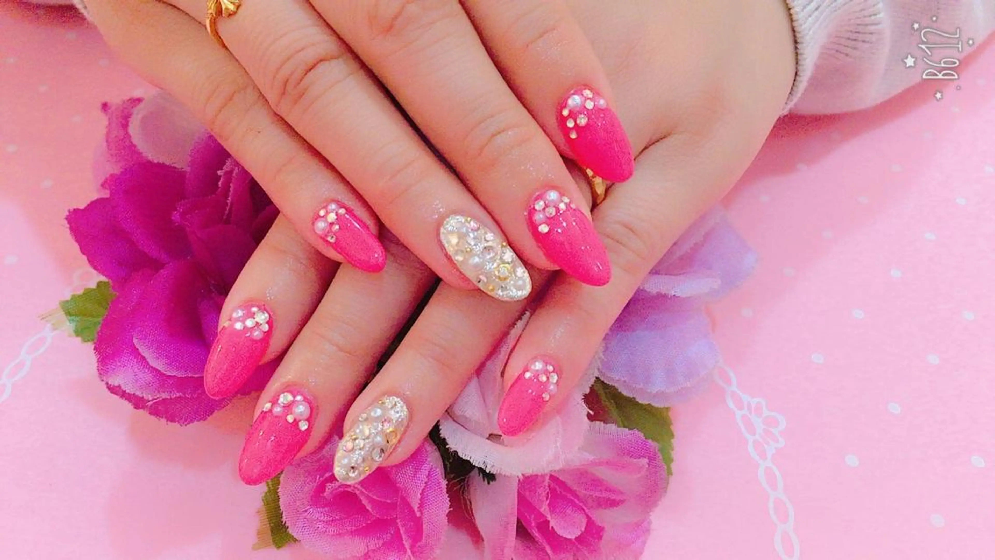 ショート SINCERELY シンシアリー🌈のネイルデザイン