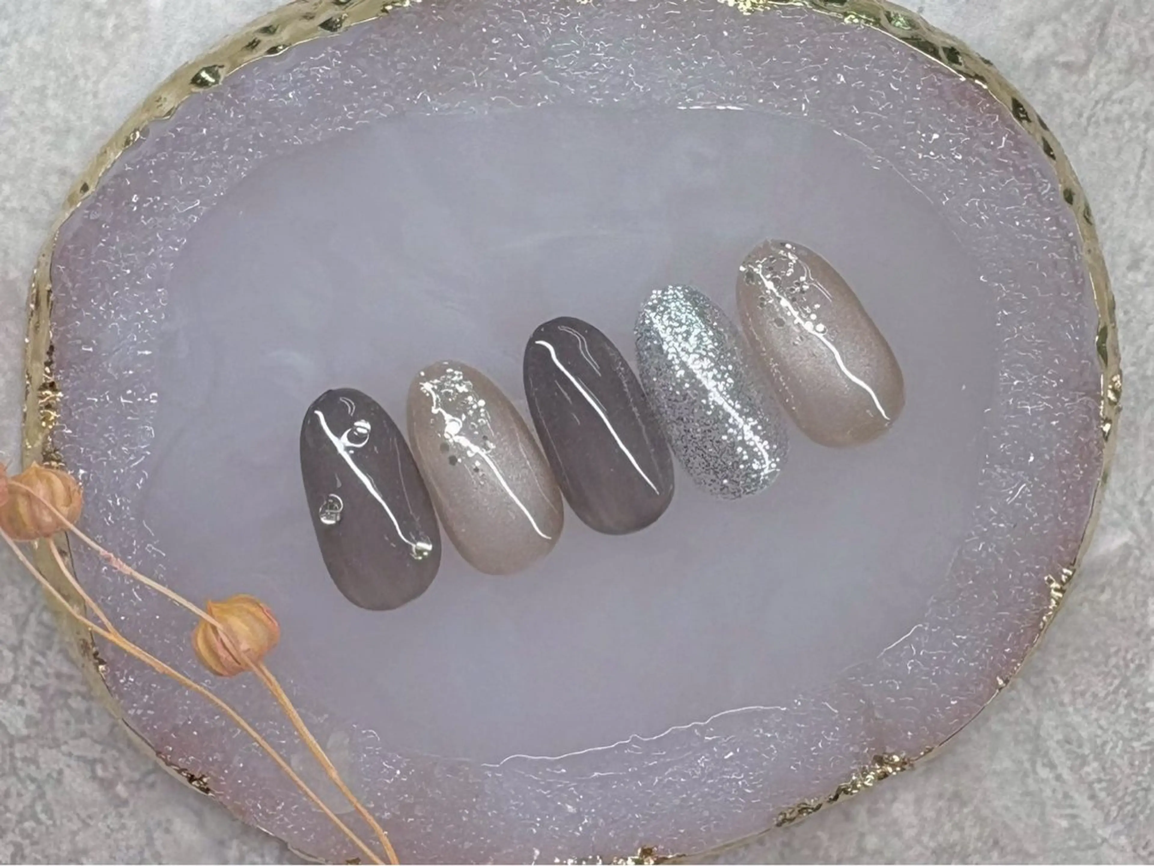 オフ込み20種から選べる　華やか　定額artネイルの写真