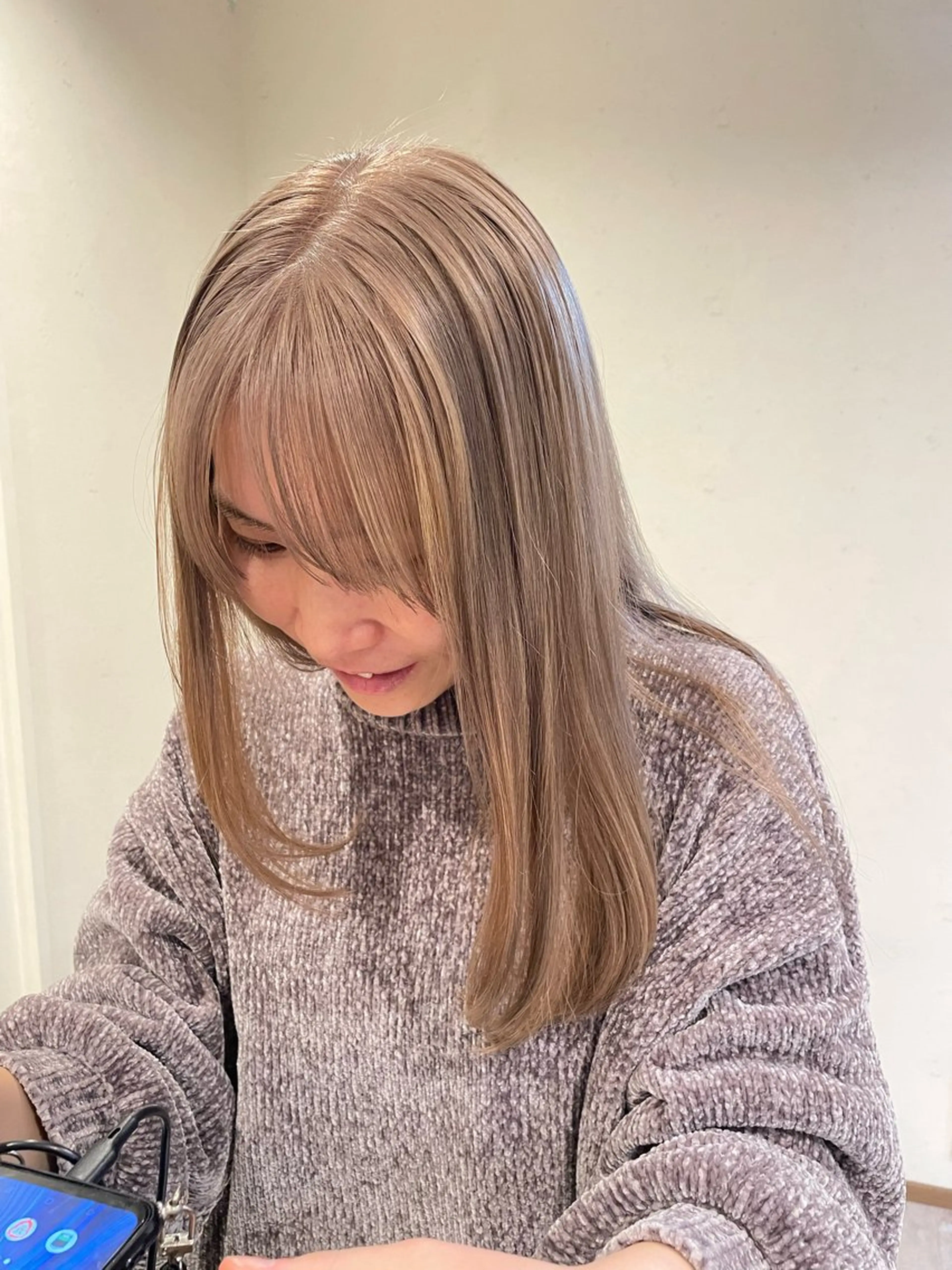 セミロング カラー ベージュカラー 黒髪 ブリーチ ヘアカラー 渋谷 留菜のヘアスタイル