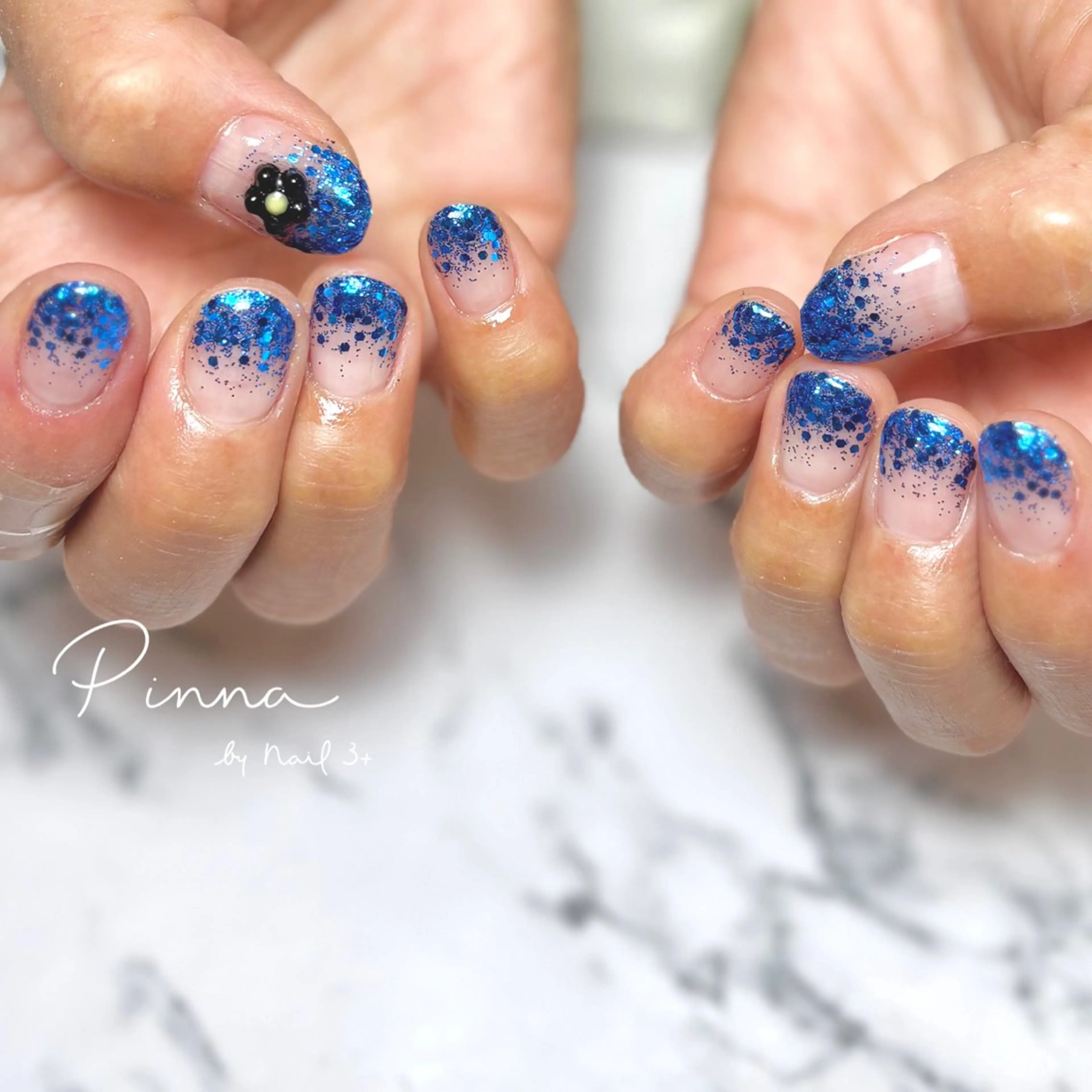 ネイル ブルー グラデーション ラメ(グリッター) ラメグラデーション Mayu 🌷🦋のネイルデザイン