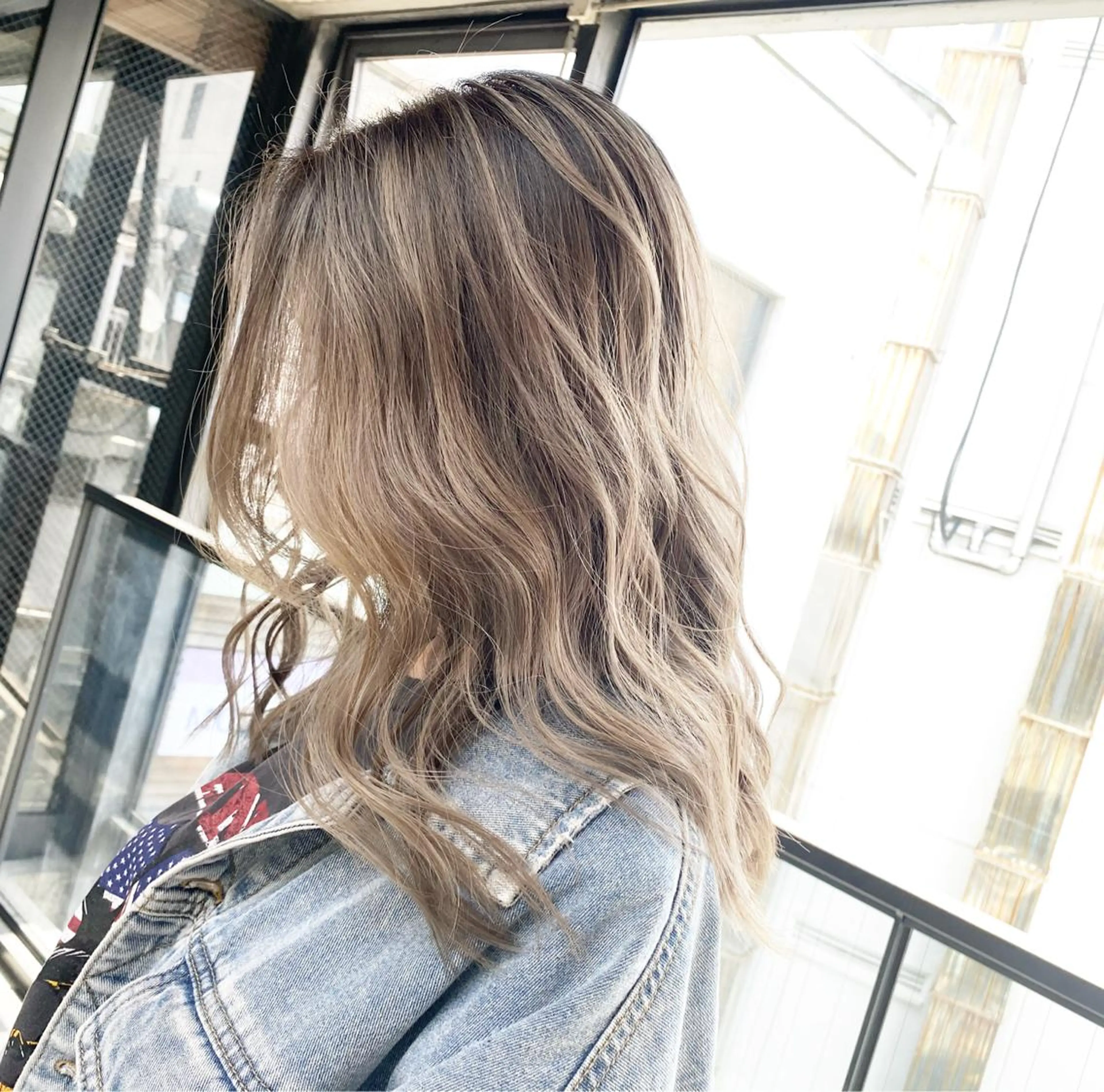 セミロング カラー ヘアカラー トリートメント ブリーチカラーレイヤ ーカット🦋annaのヘアスタイル