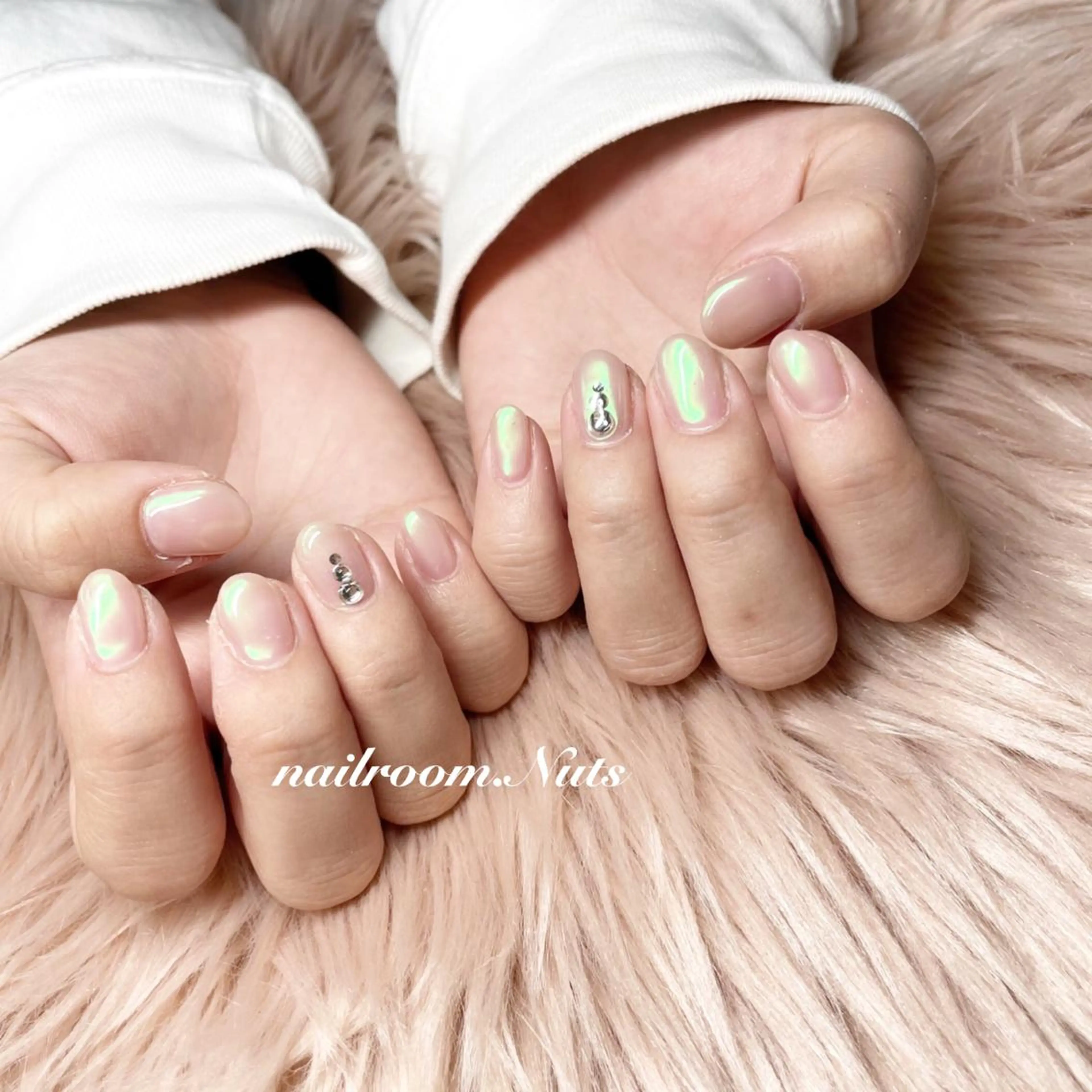 ネイル オーロラネイル ミラーネイル nailsalon Nutsのネイルデザイン
