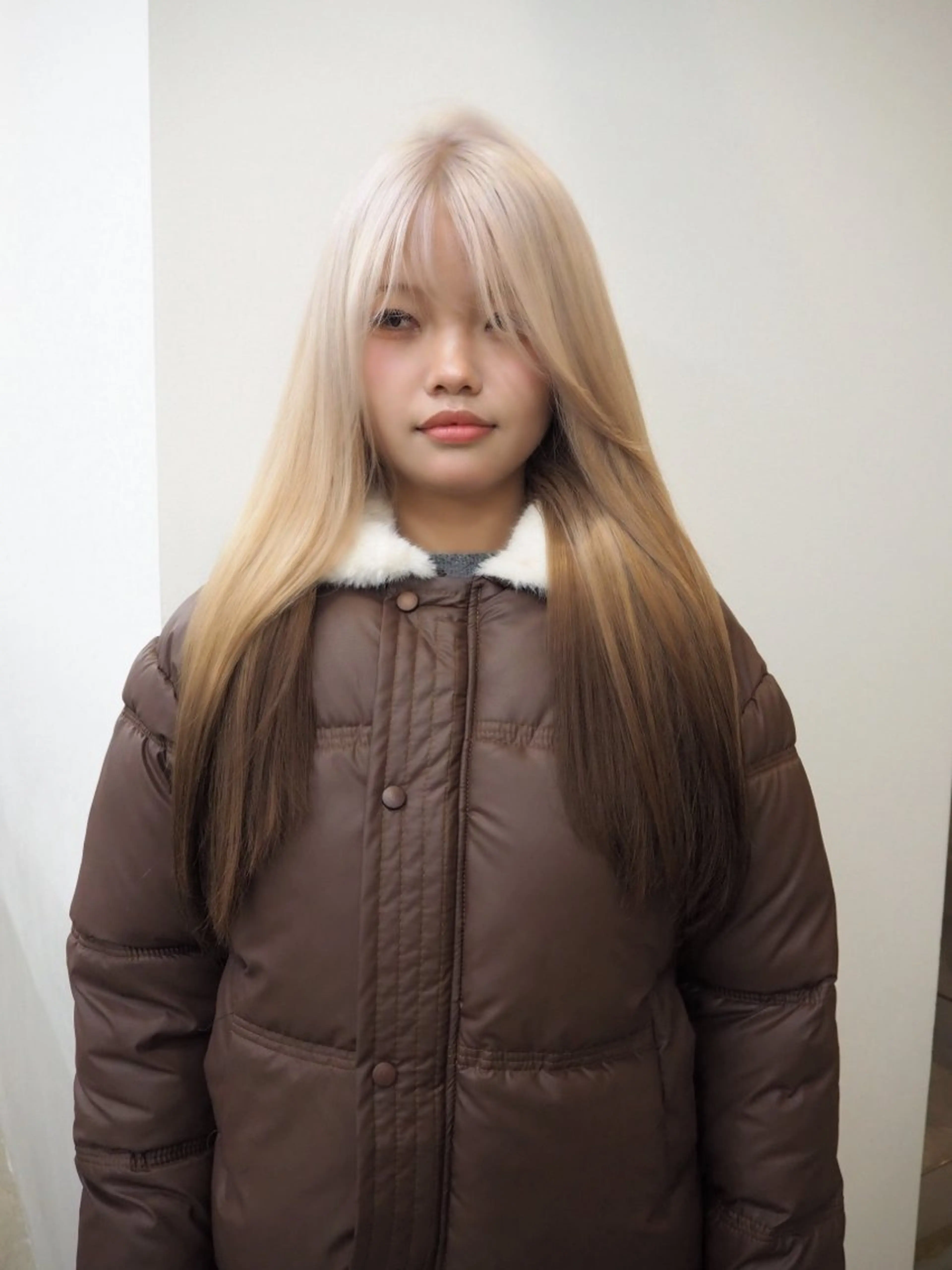 ロング カラー ブリーチ ブロンド ホワイトブロンド マユ/ SYS by fitのヘアスタイル