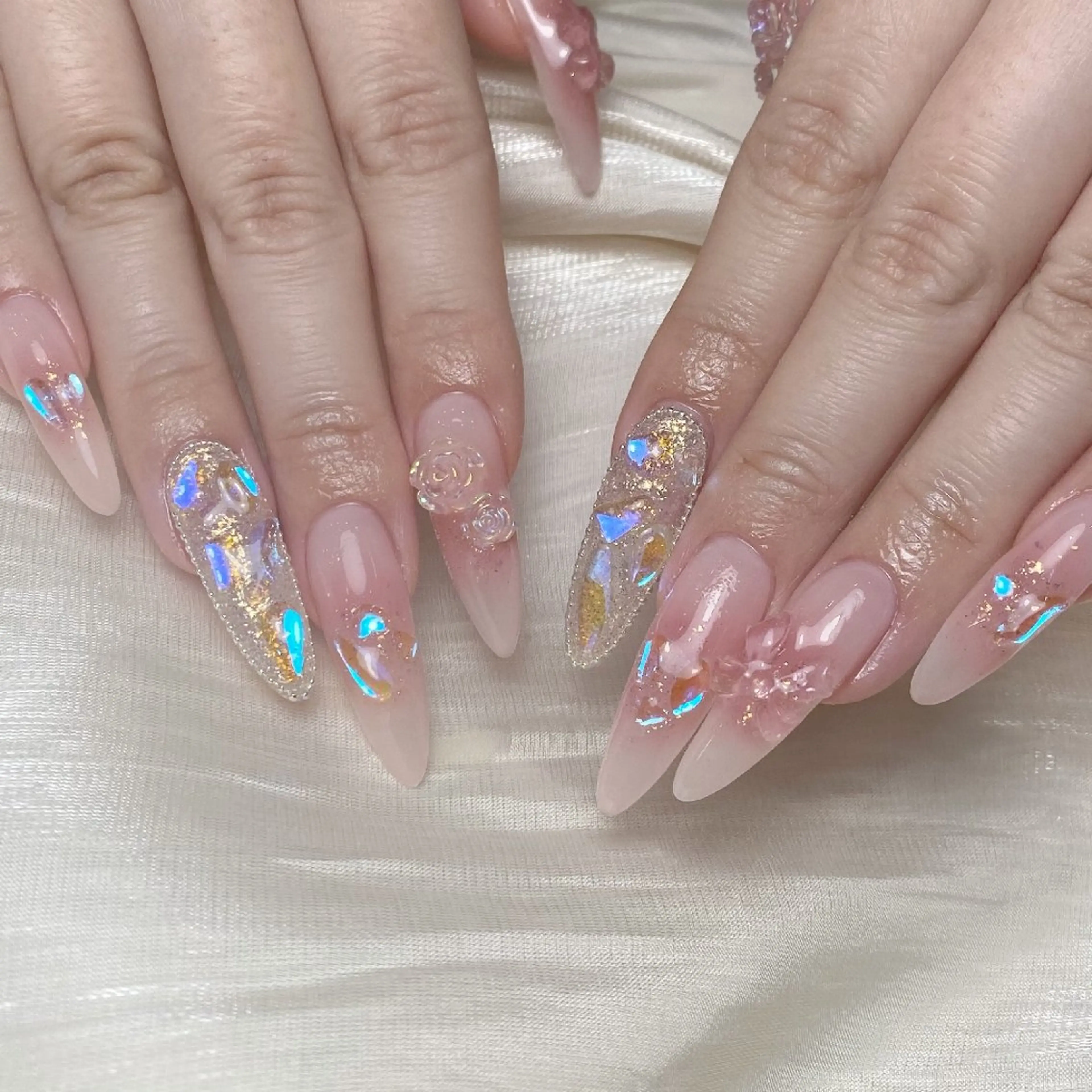 ネイル チークネイル フレンチネイル ジェルネイル ガーリー キラキラネイル ハンドネイル UM Nail Salonのネイルデザイン