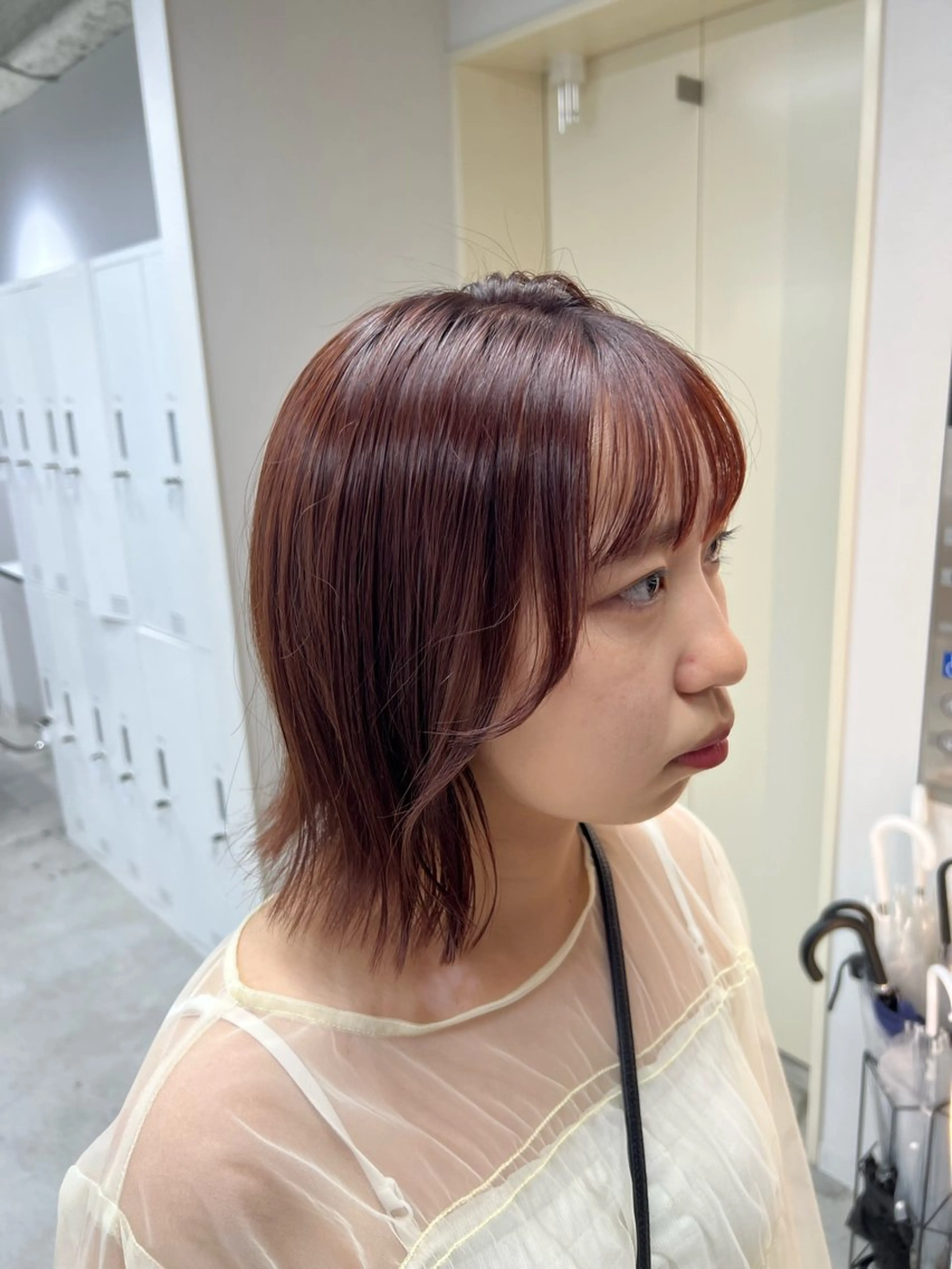 ミディアム ピンクブラウン カット ヘアカラー トリートメント maya レイヤーカットのヘアスタイル