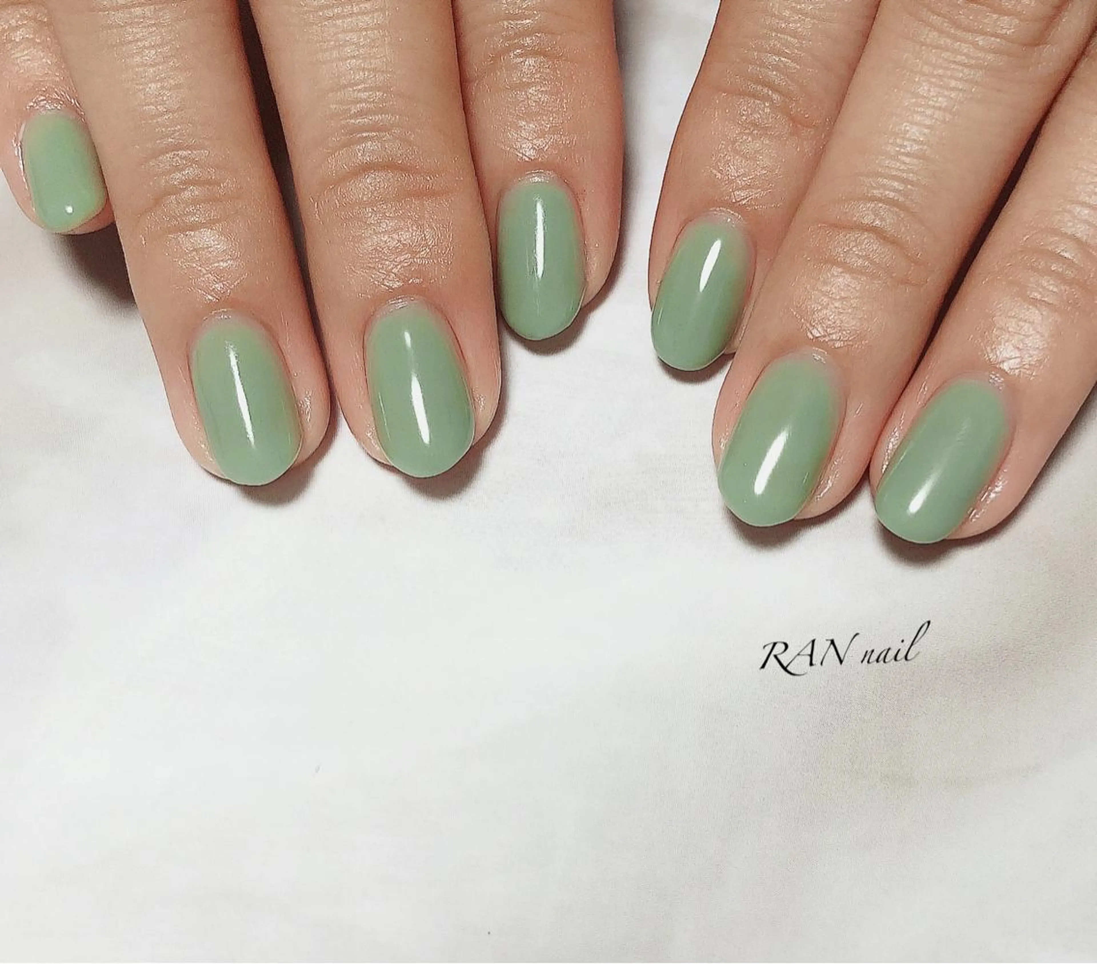 ネイル ジェルネイル グリーン ワンカラーネイル パラジェル 夏ネイル ハンドネイル フットネイル RAN nailのネイルデザイン