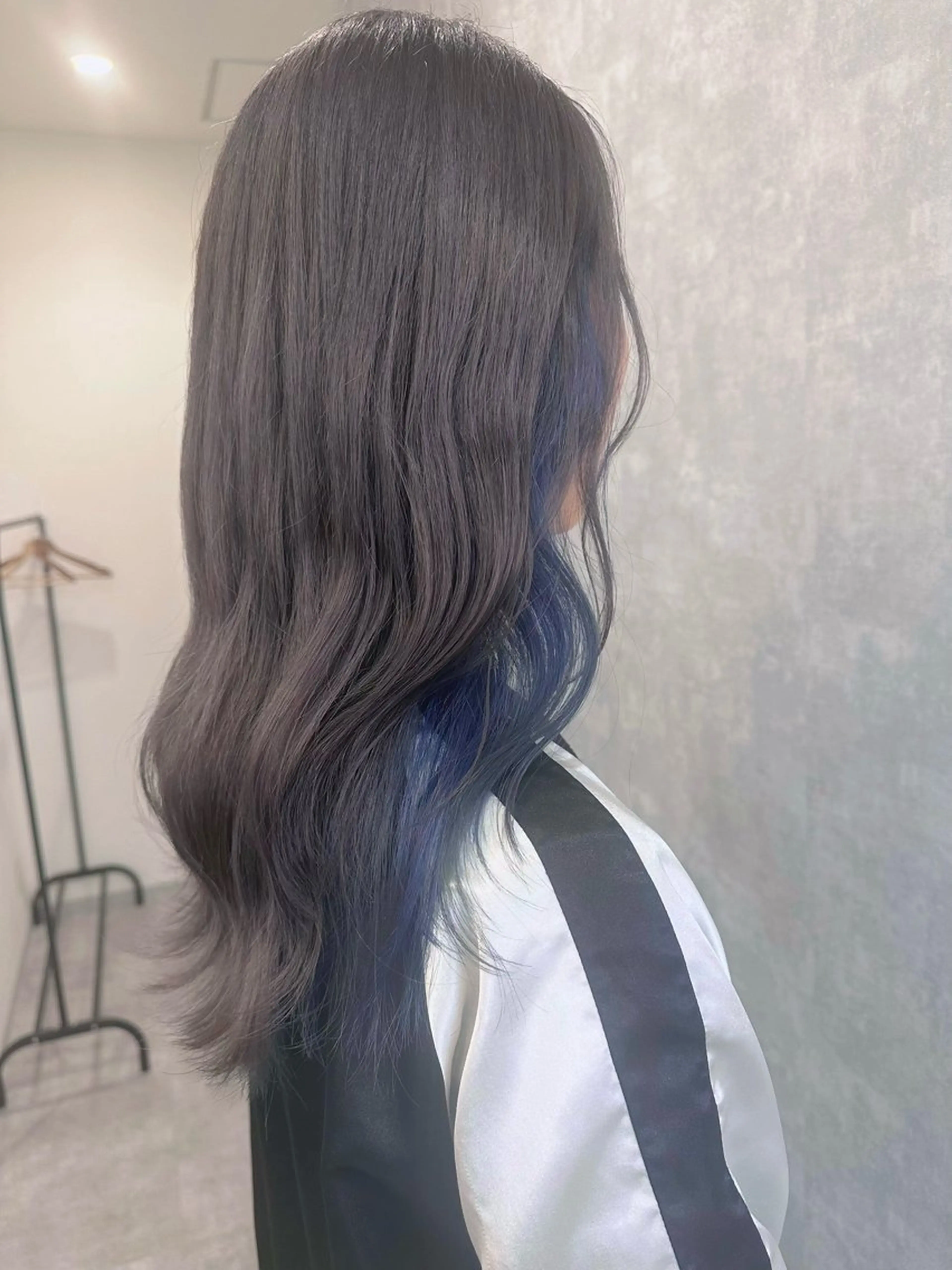 ロング カラー ブリーチ ブルーカラー ダブルカラー グレージュ Rangali nanamiのヘアスタイル