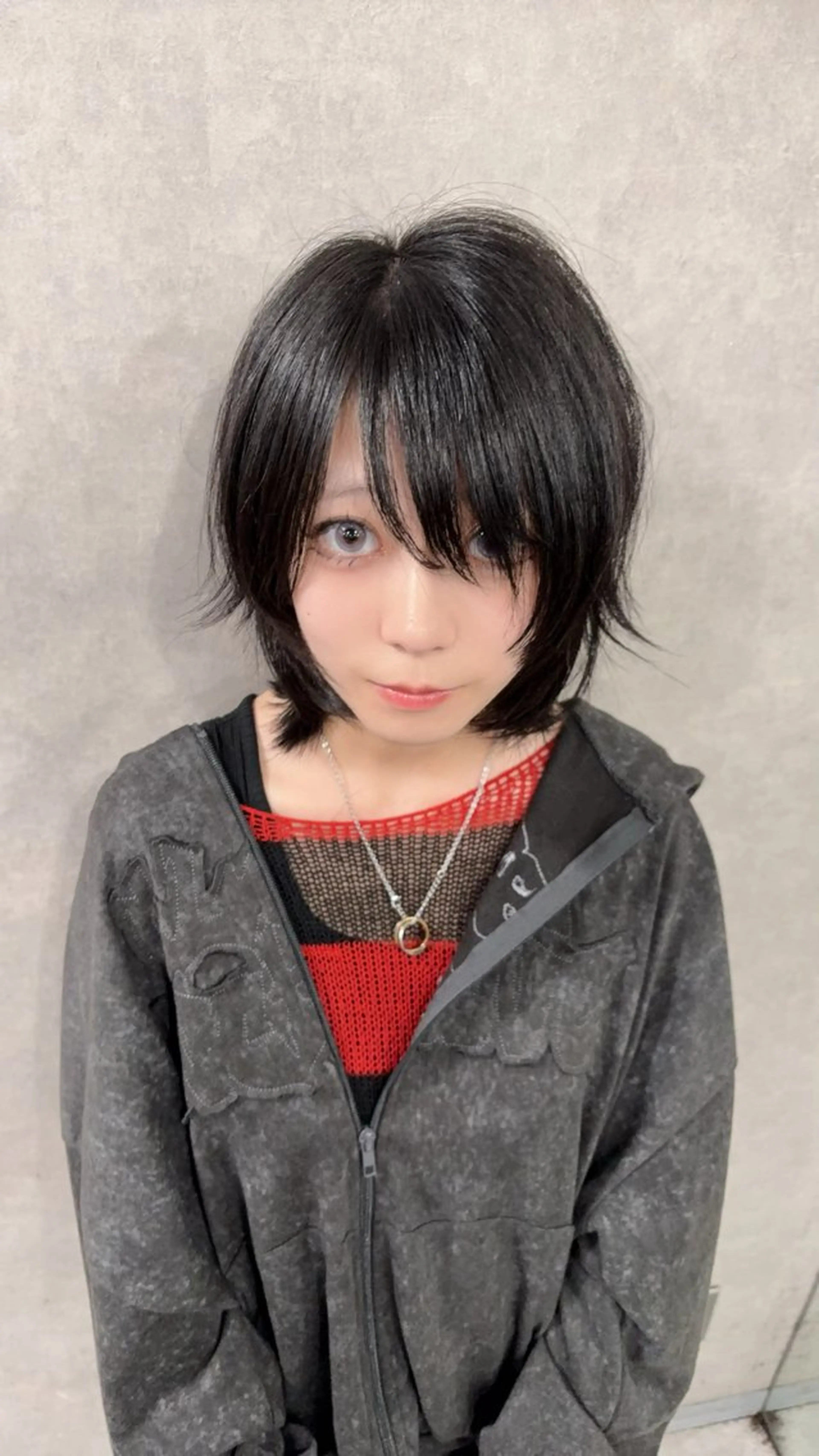 ショート がわ/ハイレイヤー /ハイトーンカラーのヘアスタイル