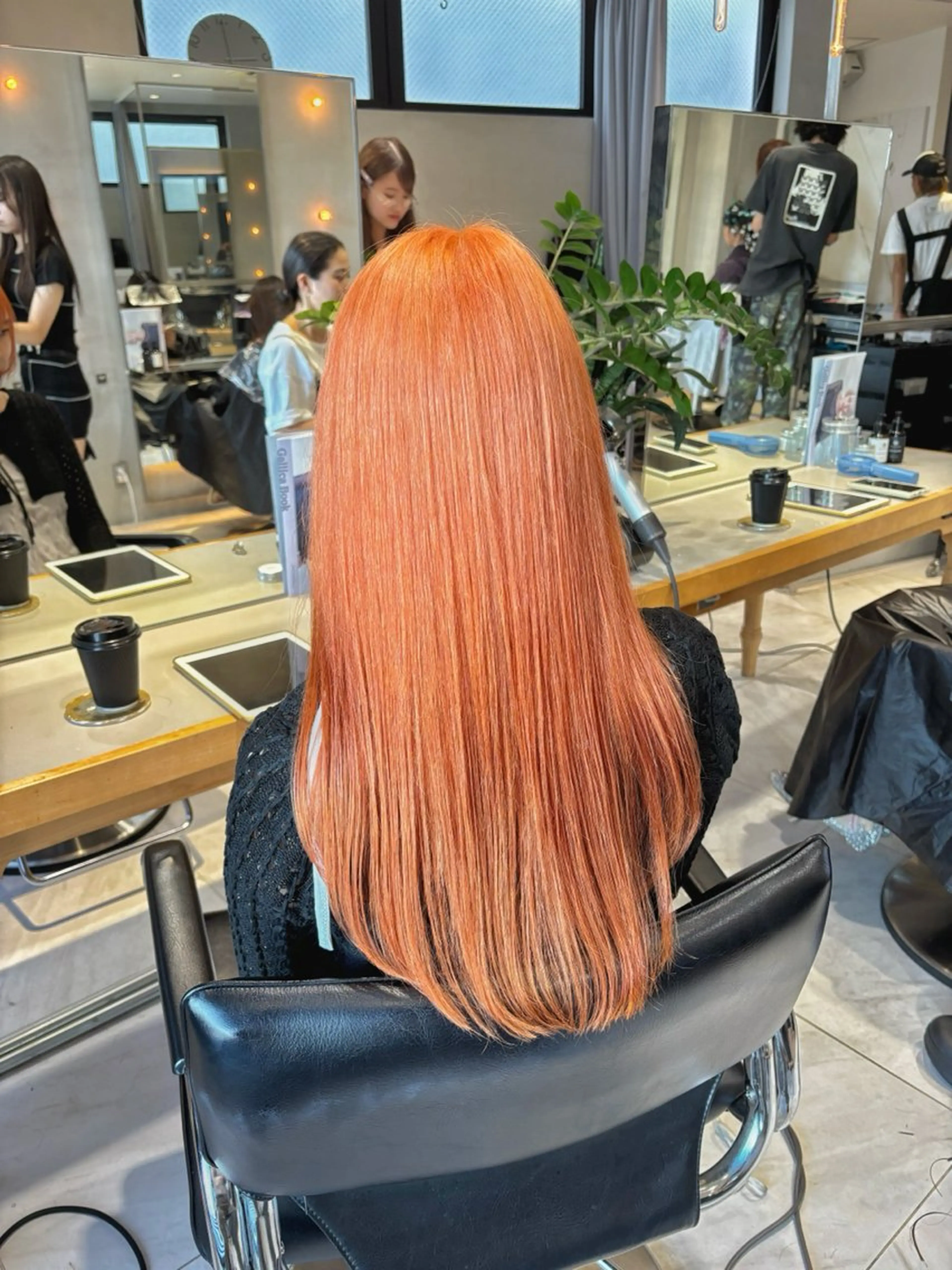 ロング カラー ヘアアレンジ ブリーチ オレンジ ヘアカラー トリートメント ヘアセット 艶髪/レイヤーカット 🐣misakiのヘアスタイル