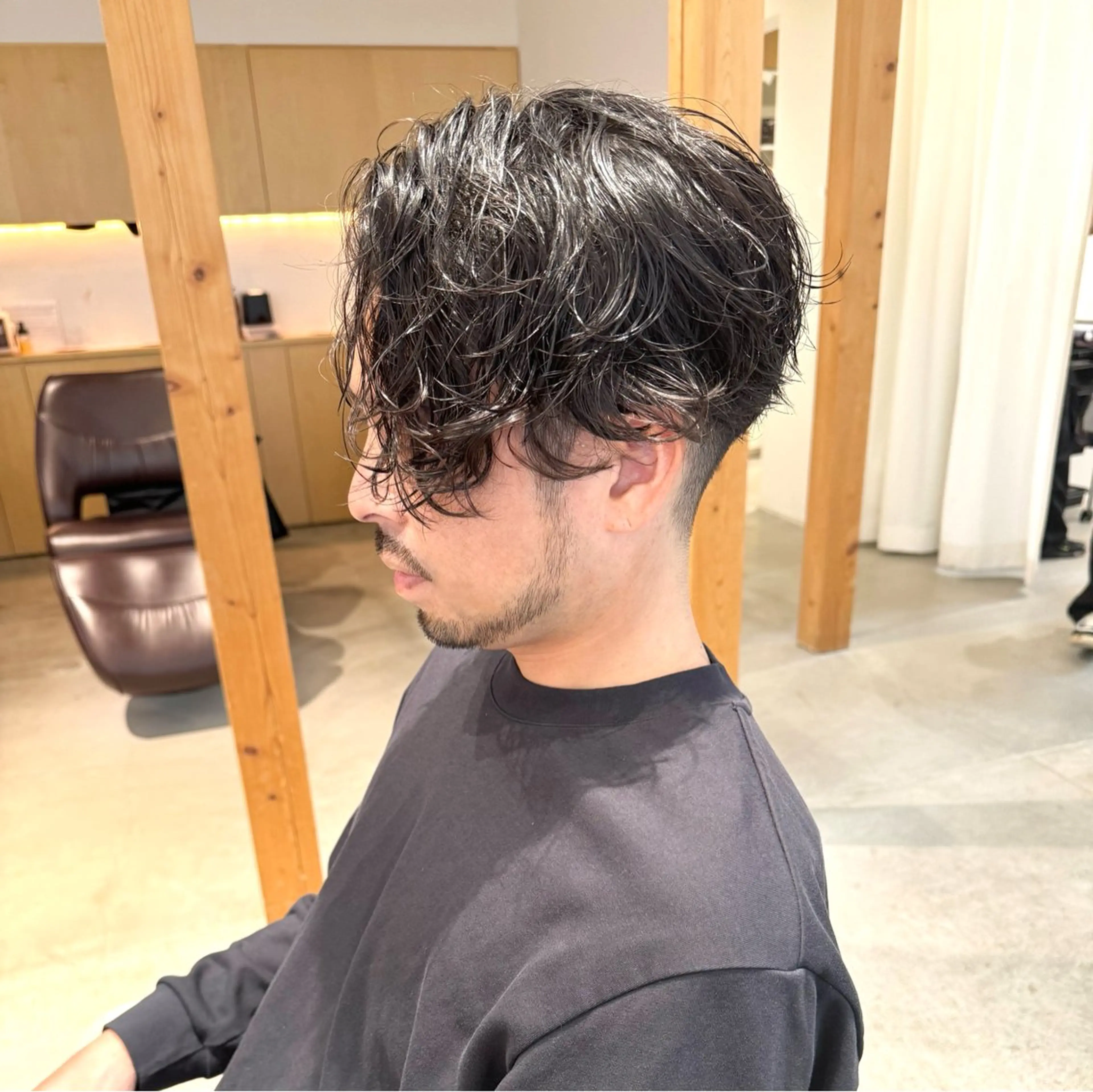 ミディアム パーマ メンズ ミディアムパーマ センターパート メンズパーマ スパイラルパーマ 服部 雄輝のヘアスタイル