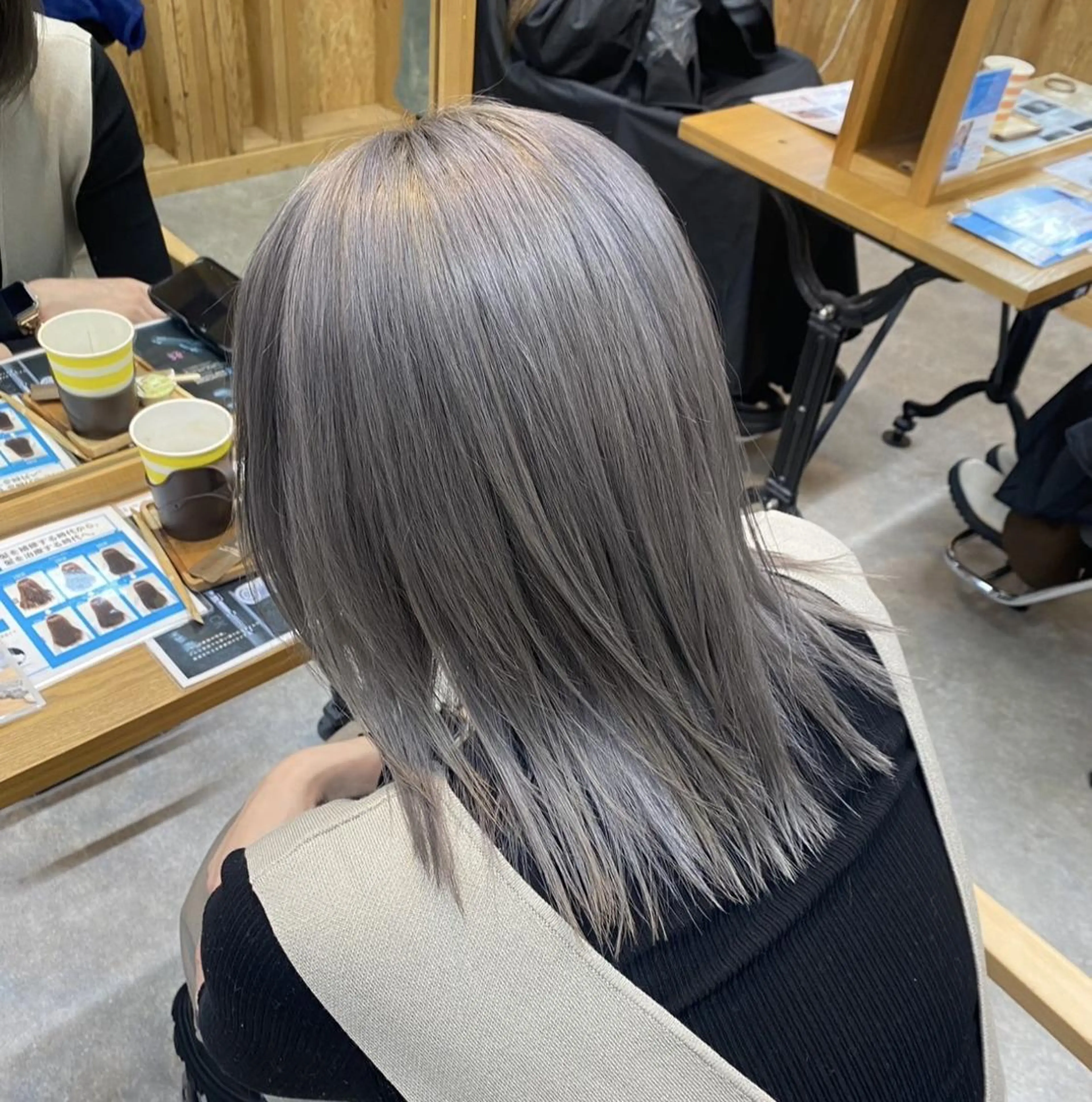 ミディアム 透けるミルクティー ☕赤味ゼロ★はる吉のヘアスタイル