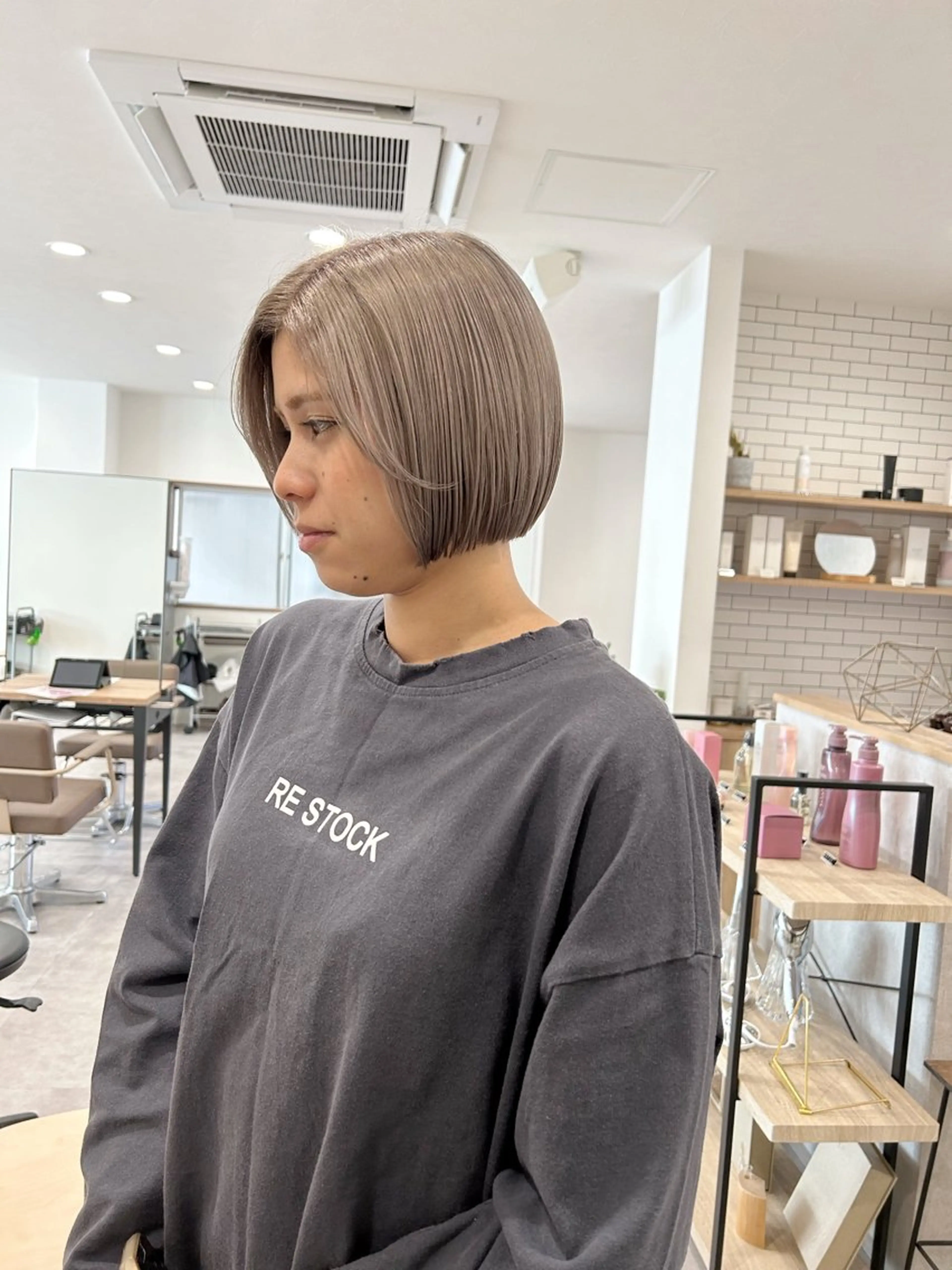 ショート カラー 切りっぱなしボブ ベージュカラー ブリーチ シルバー シルバーベージュ カット ヘアカラー ボブ/ハイトーン 福生Radix 下田のヘアスタイル