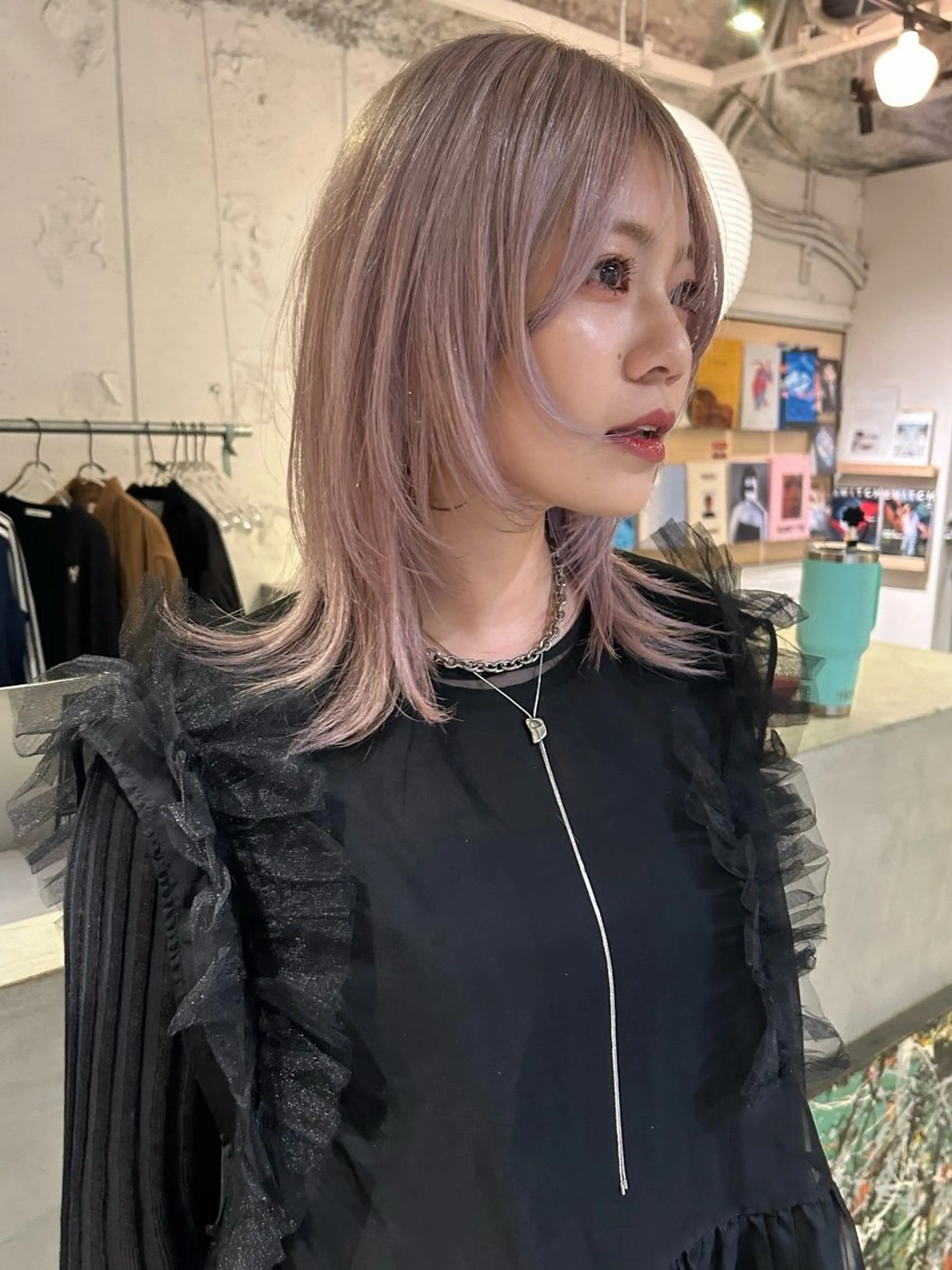 ミディアム カラー ピンクカラー レイヤーカット カット ヘアカラー トリートメント Loom.所属・村上雅人 ナチュラルモードのヘアスタイル