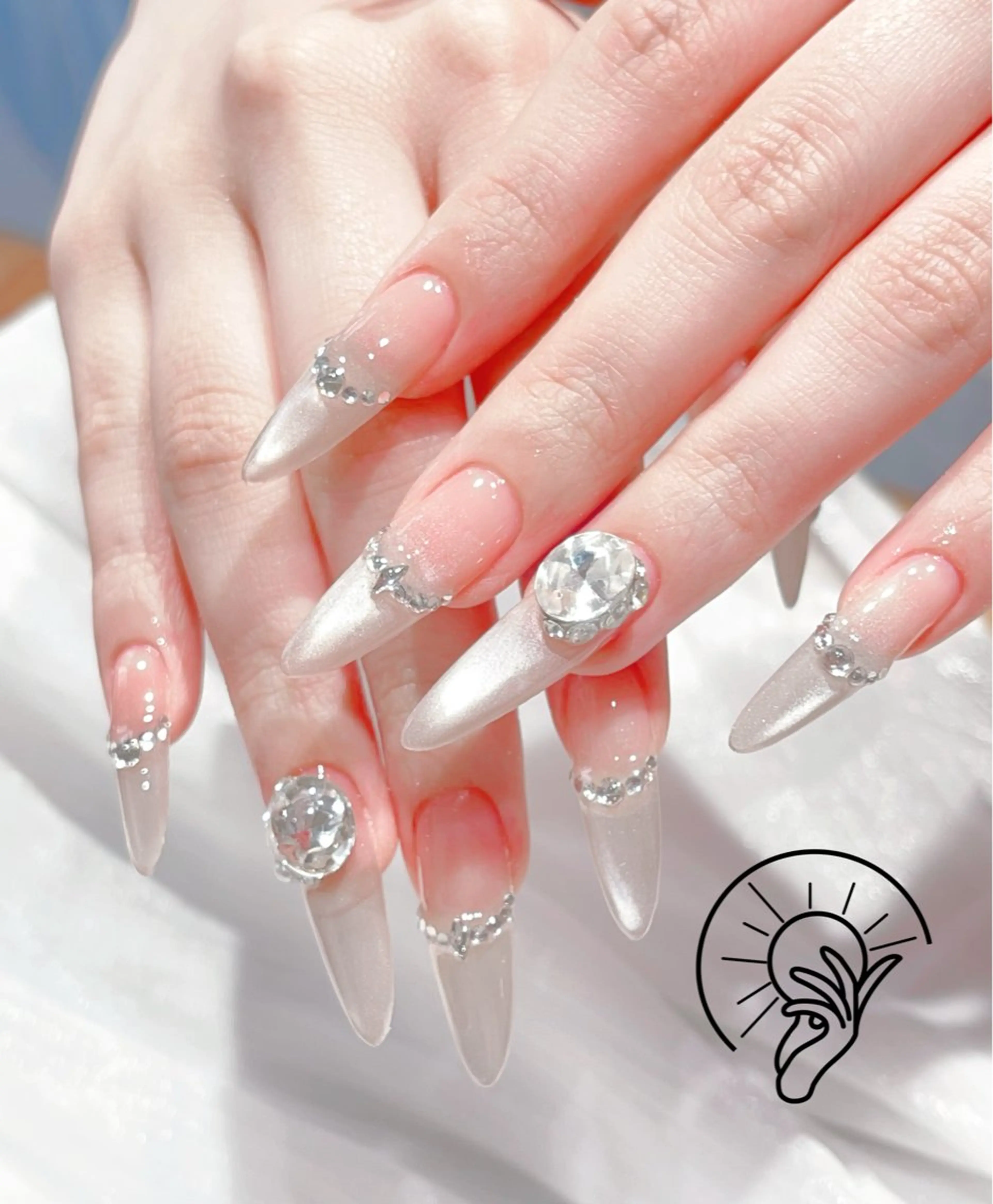 ネイル チークネイル 長さ出し フラワーネイル フレンチネイル ガーリー ハンドネイル ハンドケア Sun Nail 池袋のエステ・リラクイメージ