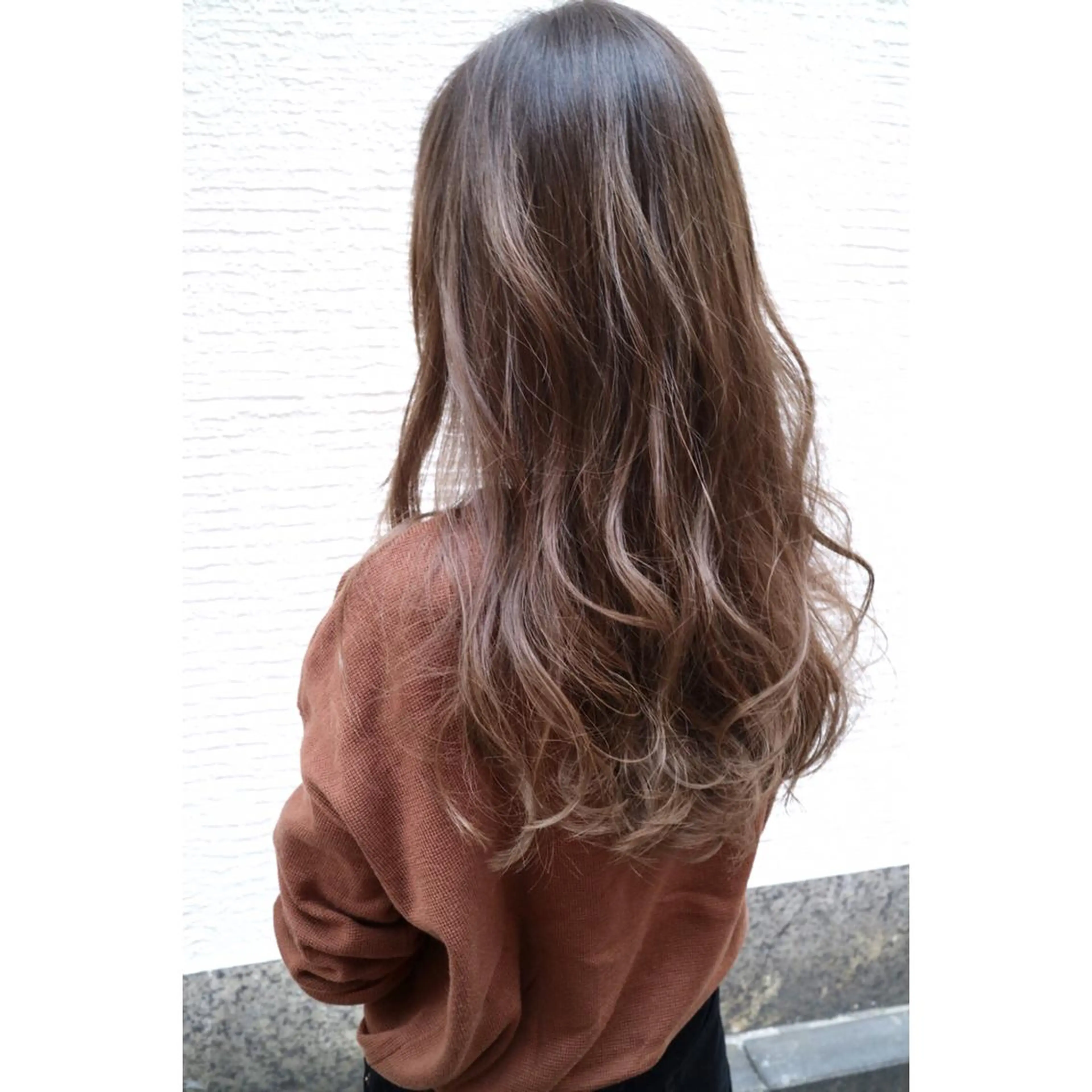 セミロング カラー パーマ グラデーションカラー グレージュ ハイライトカラー イルミナカラー オリーブグレージュ OFF YUYAのヘアスタイル