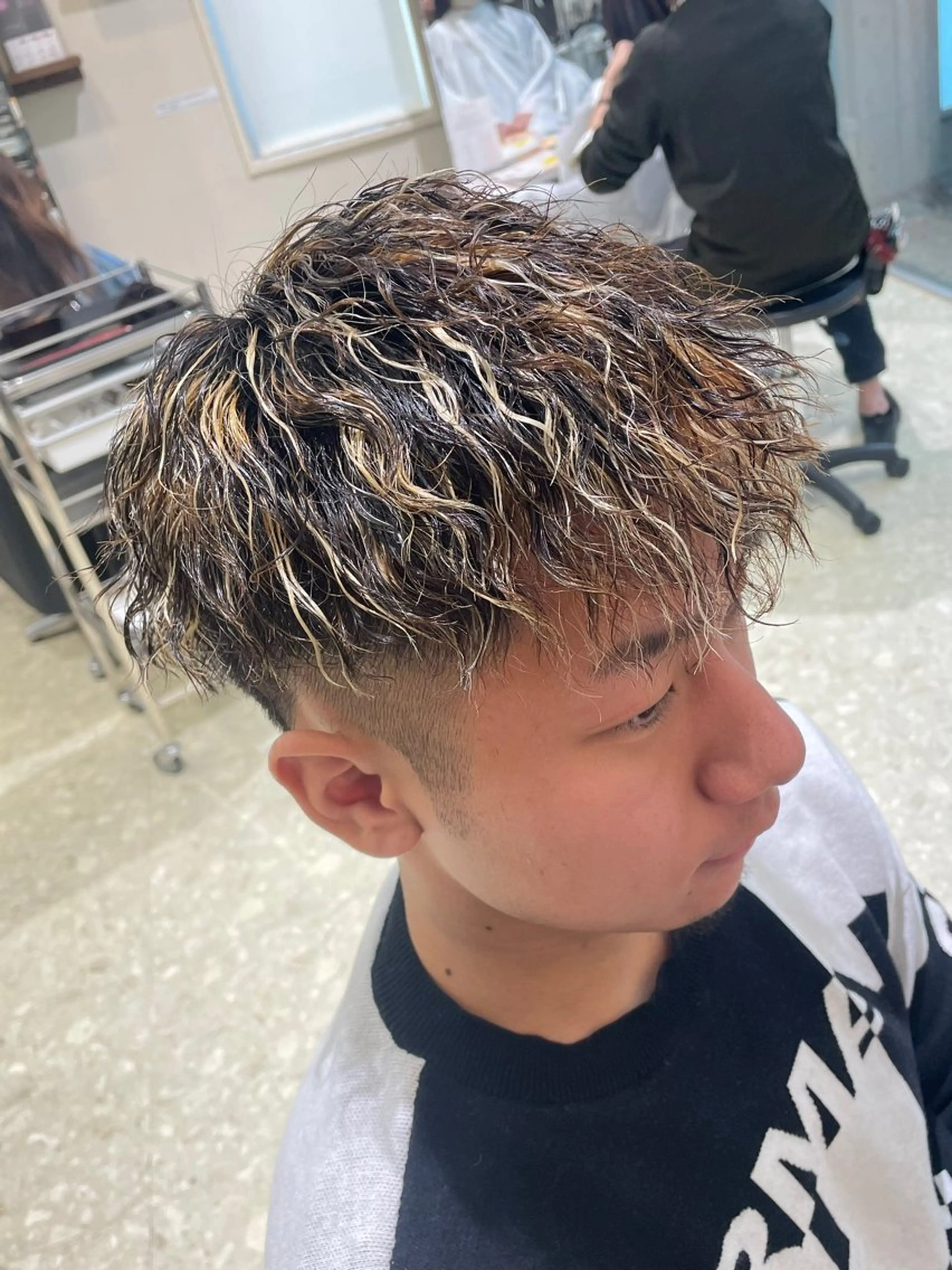 カラー パーマ メンズ メンズハイライト ハイライトカラー 小島 海斗のヘアスタイル