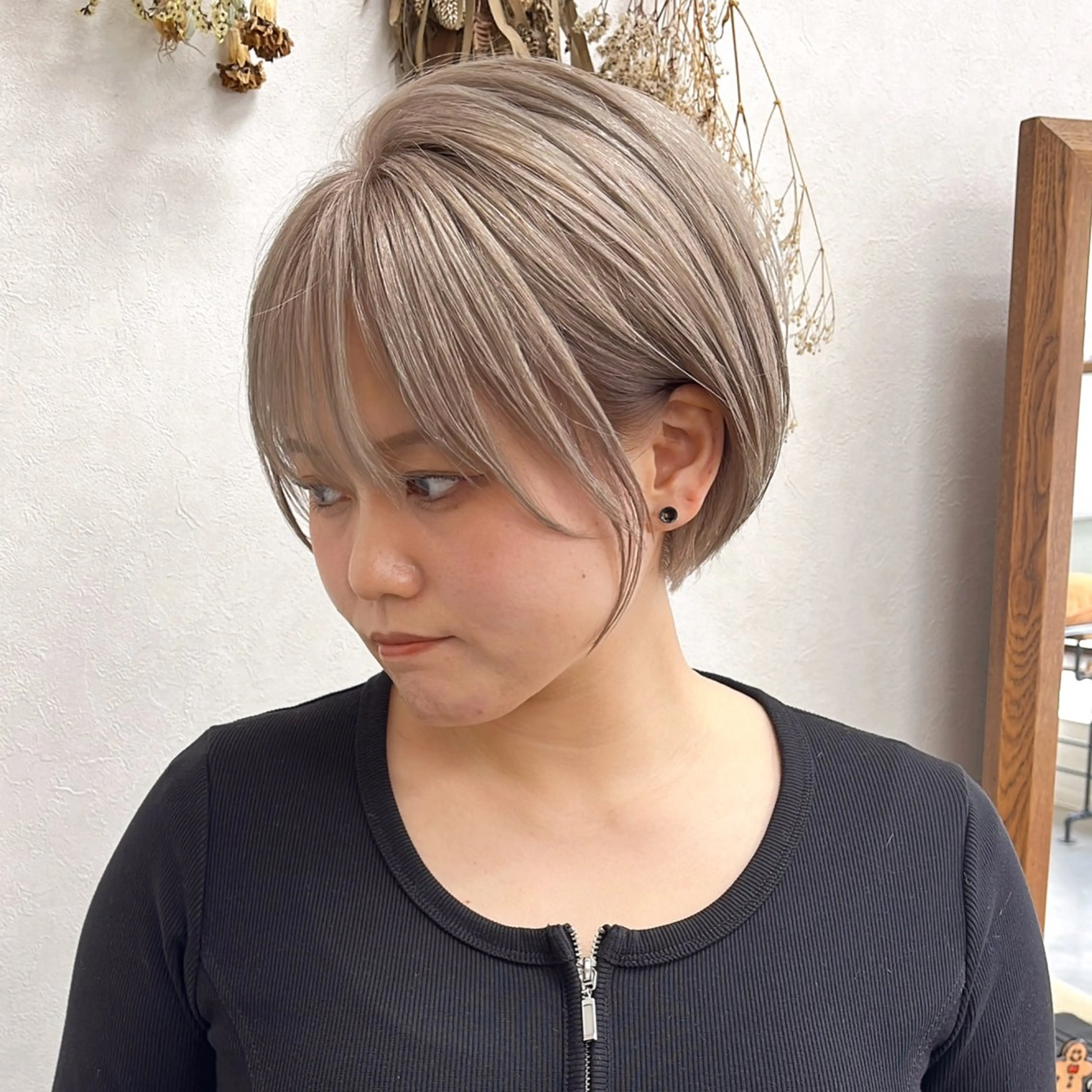 ショート ショートヘア ヘアカラー トリートメント issy/ハイライト ハイトーン／レイヤーのヘアスタイル