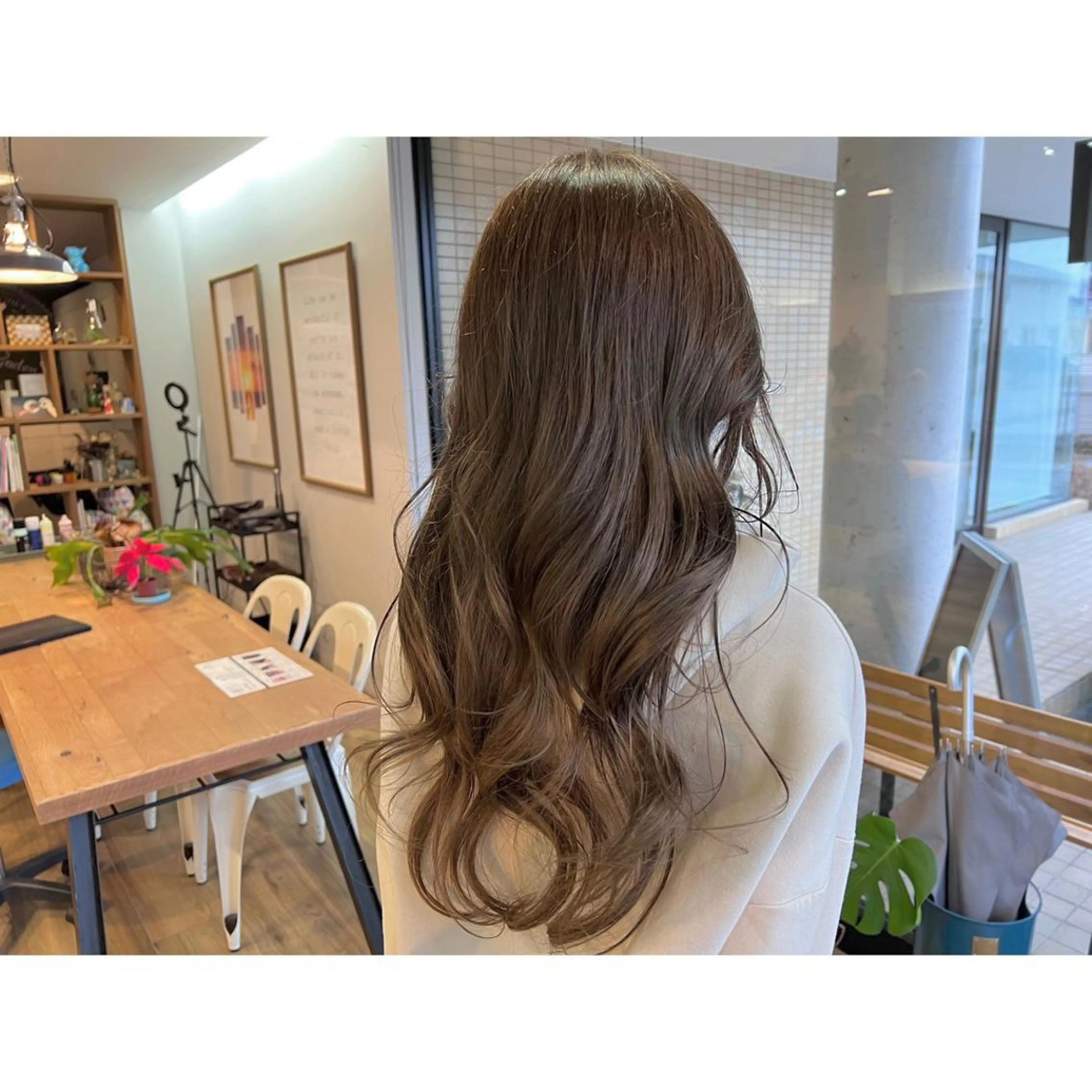ロング カラー グレージュ ヘアカラー トリートメント ツキダテ ユイのヘアスタイル