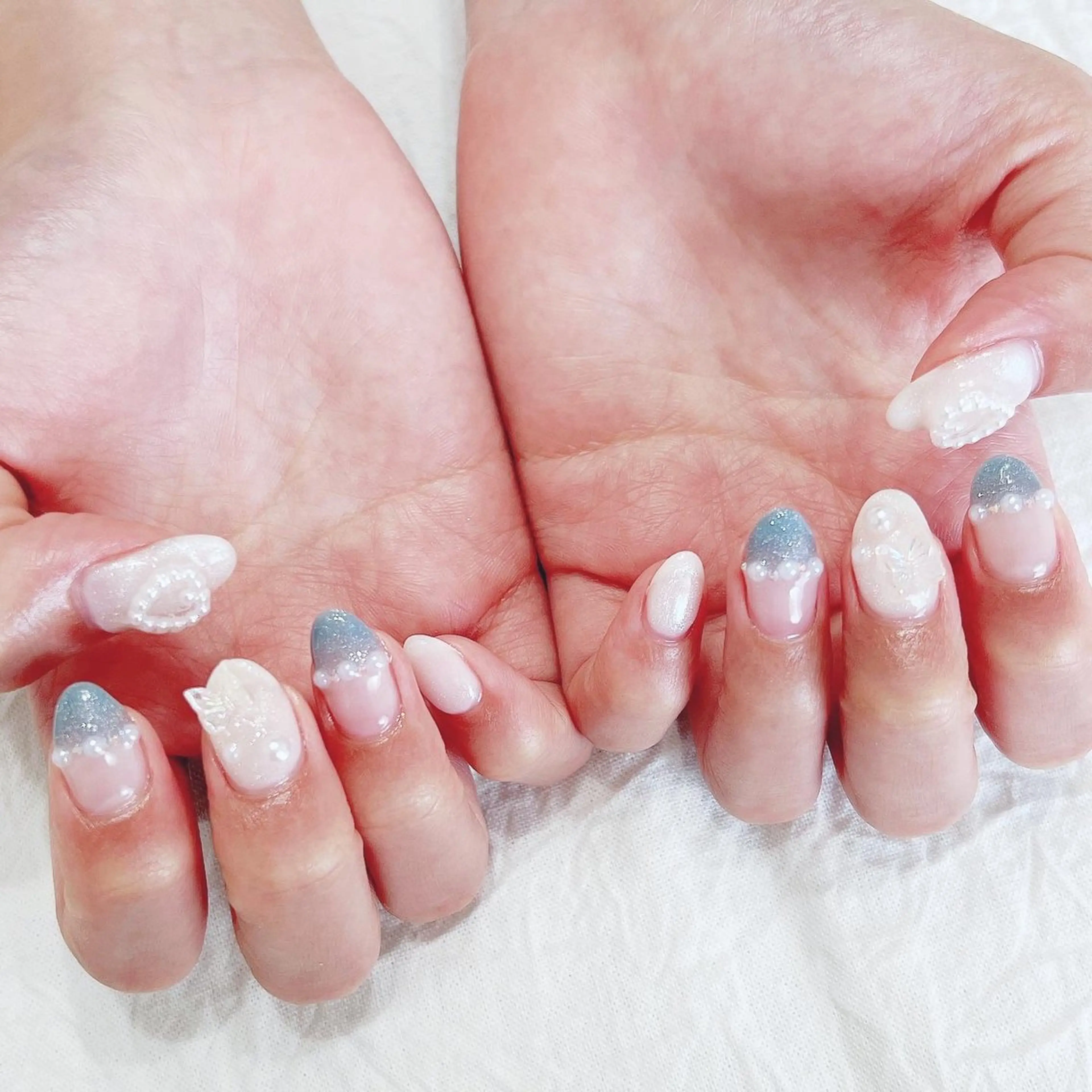 ネイル オーロラネイル フレンチネイル ラメ(グリッター) 水色 ストーンネイル ハンドネイル peaberry nailのネイルデザイン