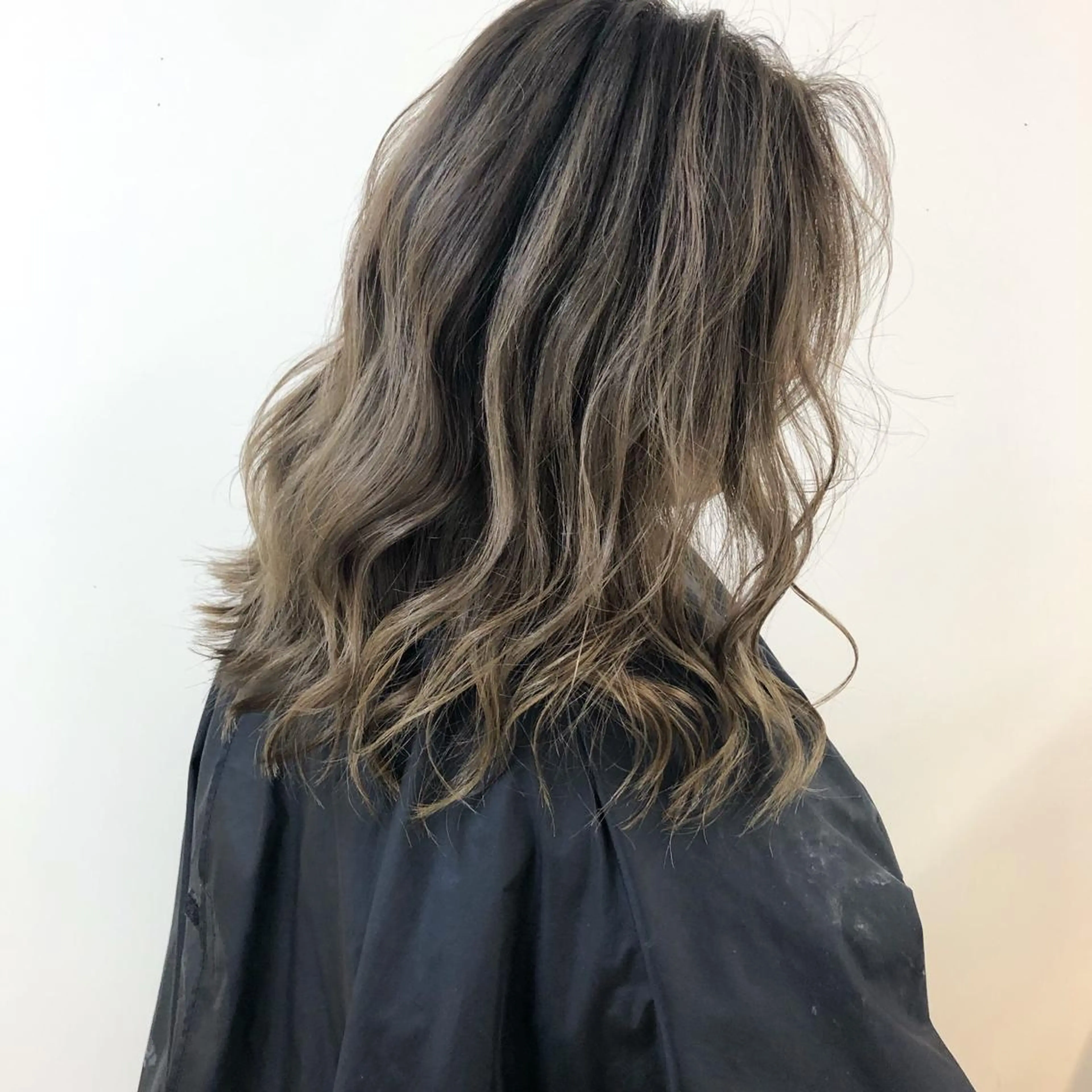 セミロング カラー バレイヤージュ ダブルカラー レイヤーカット SALOWIN  原宿ash所属・タナカ タクヤのヘアスタイル