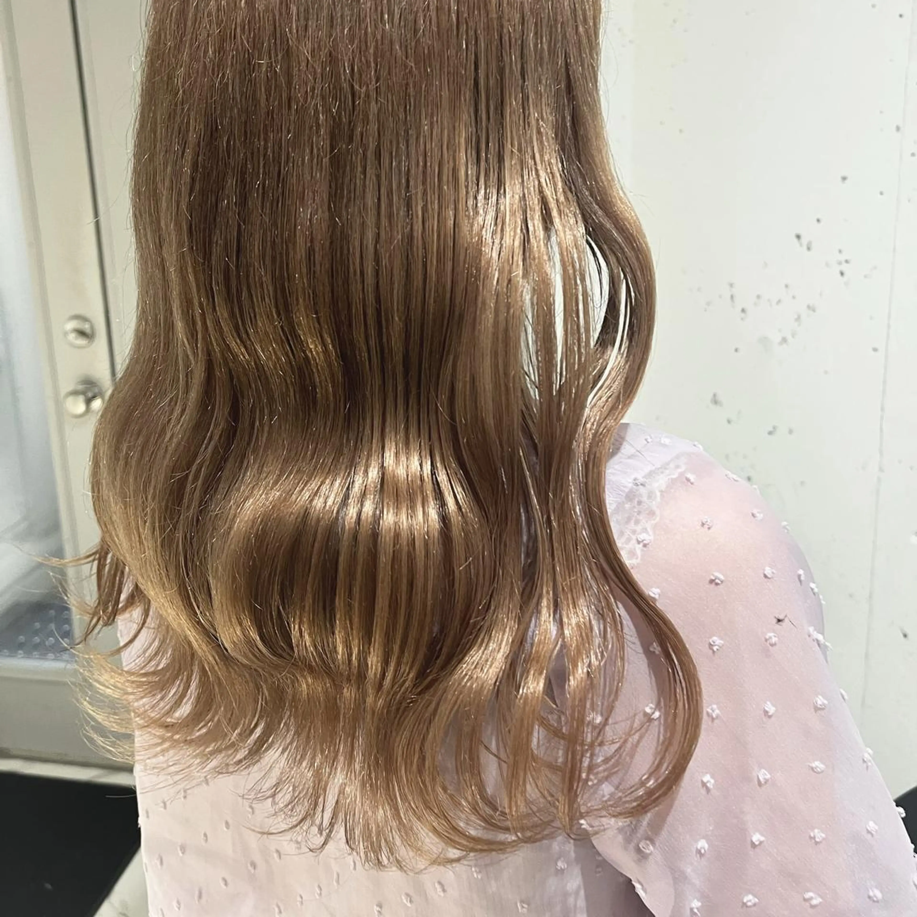 ロング カラー ベージュカラー ブリーチ ケアブリーチ ハイトーンカラー ハイトーンベージュ カット ヘアカラー トリートメント ヘッドスパ ヘアセット カジュアルを女っぽく 𝗮𝘆𝗮𝗰𝗼のヘアスタイル
