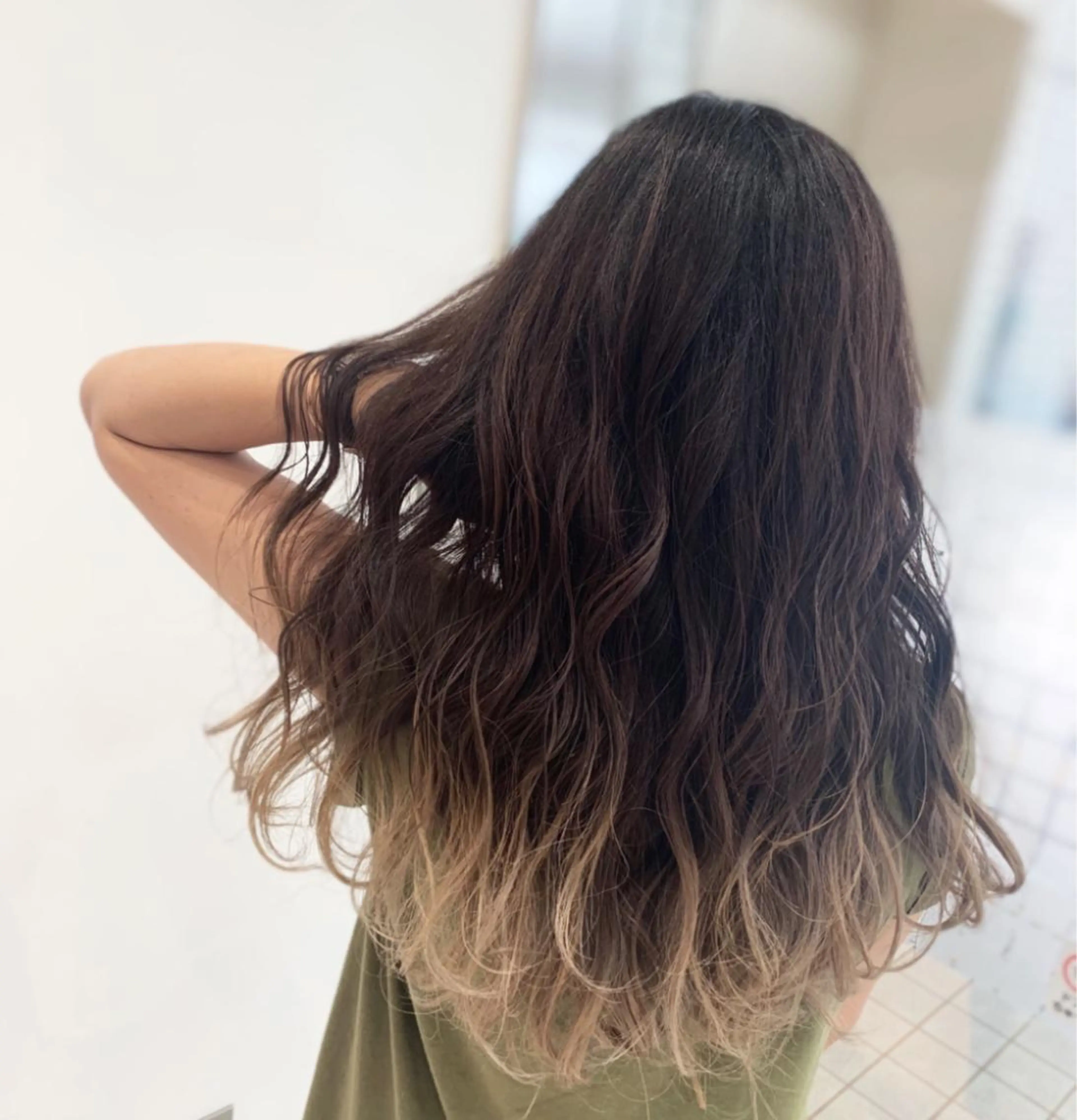 ロング カラー グラデーションカラー カット ヘアカラー ブリーチ/バレイヤ ージュ川端裕司のヘアスタイル