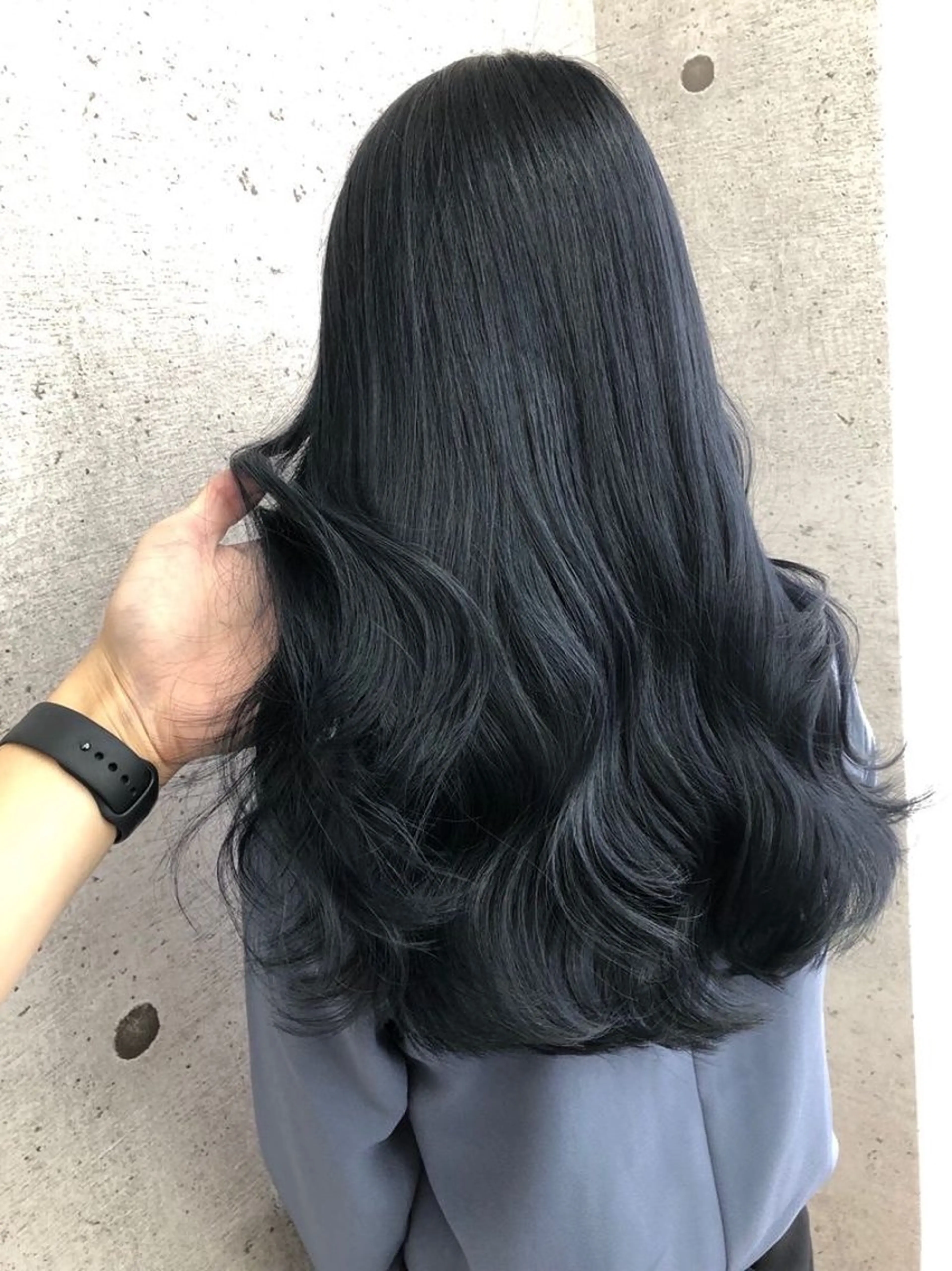 ロング パーマ 曲がる縮毛矯正 センターパートのヘアスタイル