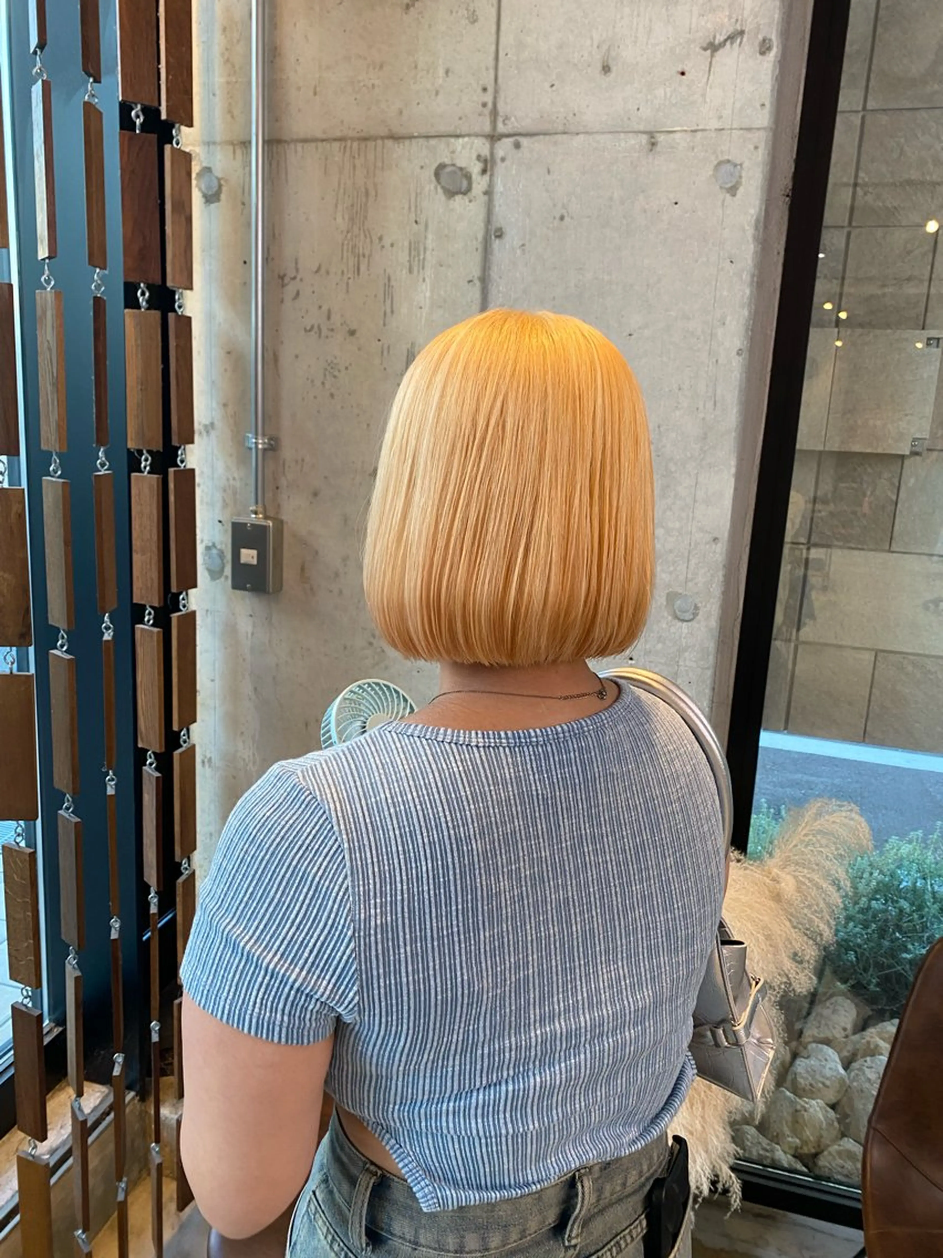 カラー ブリーチ 抜きっぱなしブロンド ヘアカラー 佐々木 彩乃のヘアスタイル