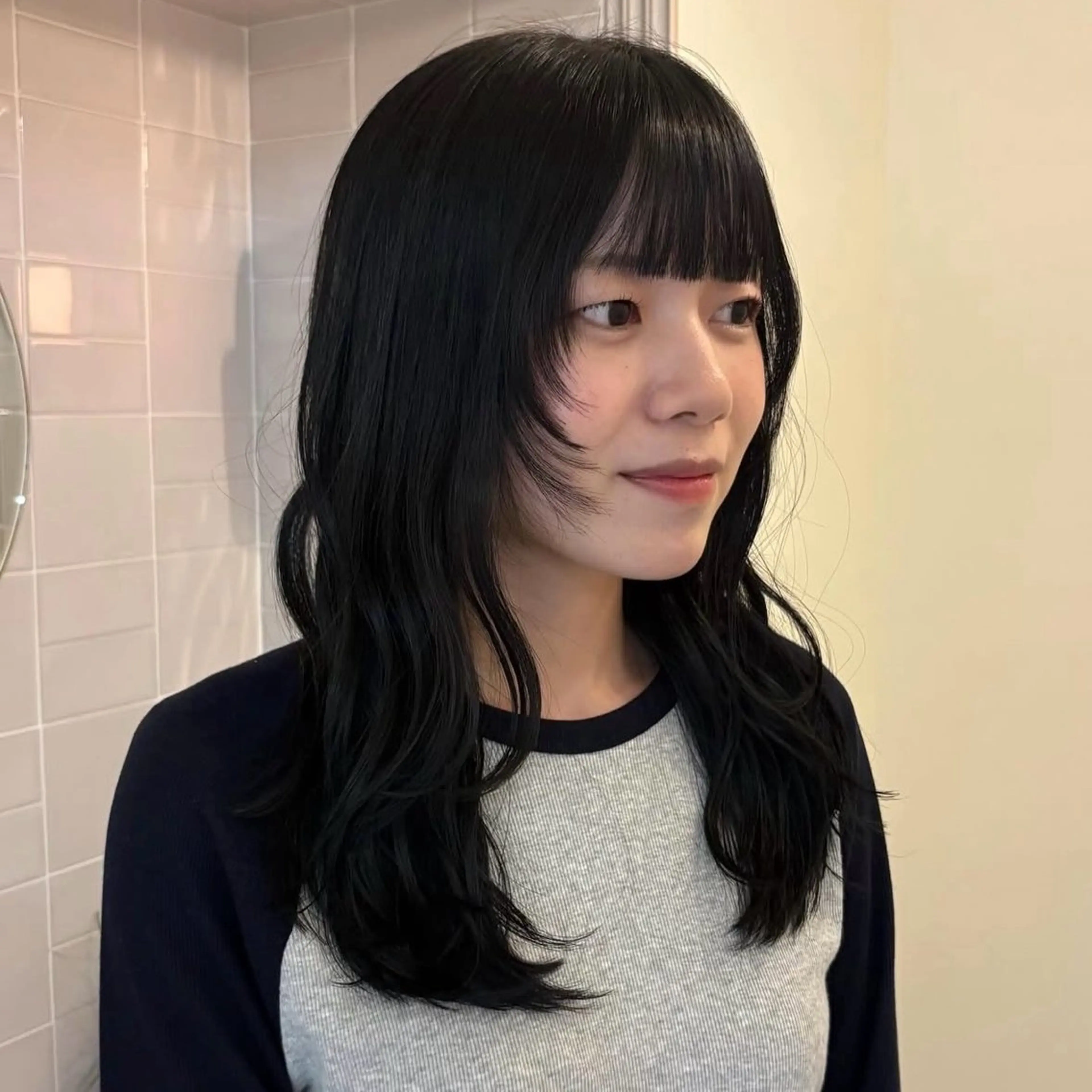 セミロング 顔周りカット レイヤーカット 蓑輪璃央 ミディアムレイヤーのヘアスタイル