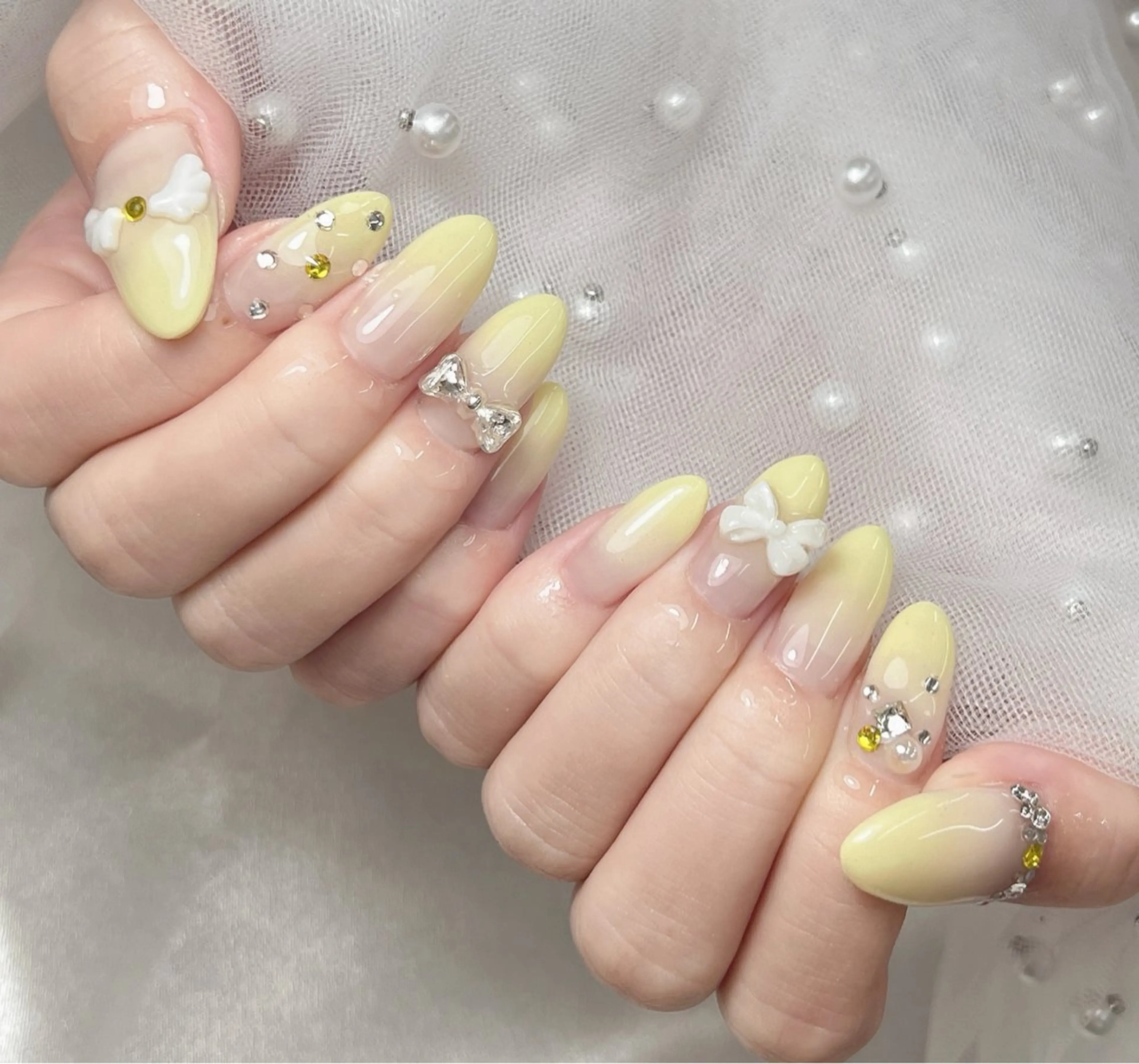 ネイル クリアネイル グラデーション ストーンネイル 黄色 ハンドネイル bijou nails　蓮のネイルデザイン