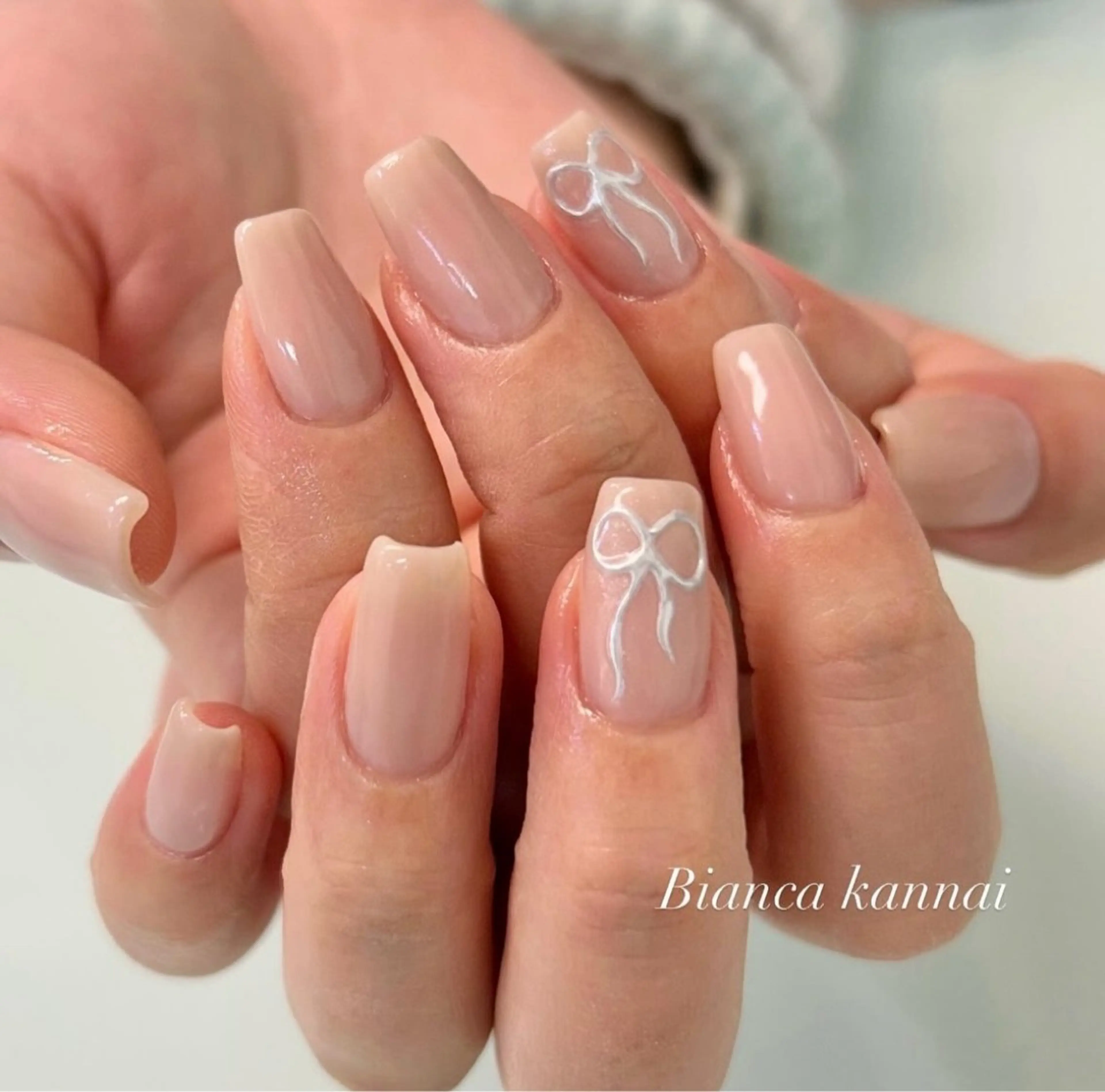 ネイル アートネイル リボン Bianca関内 USUI🐢のネイルデザイン