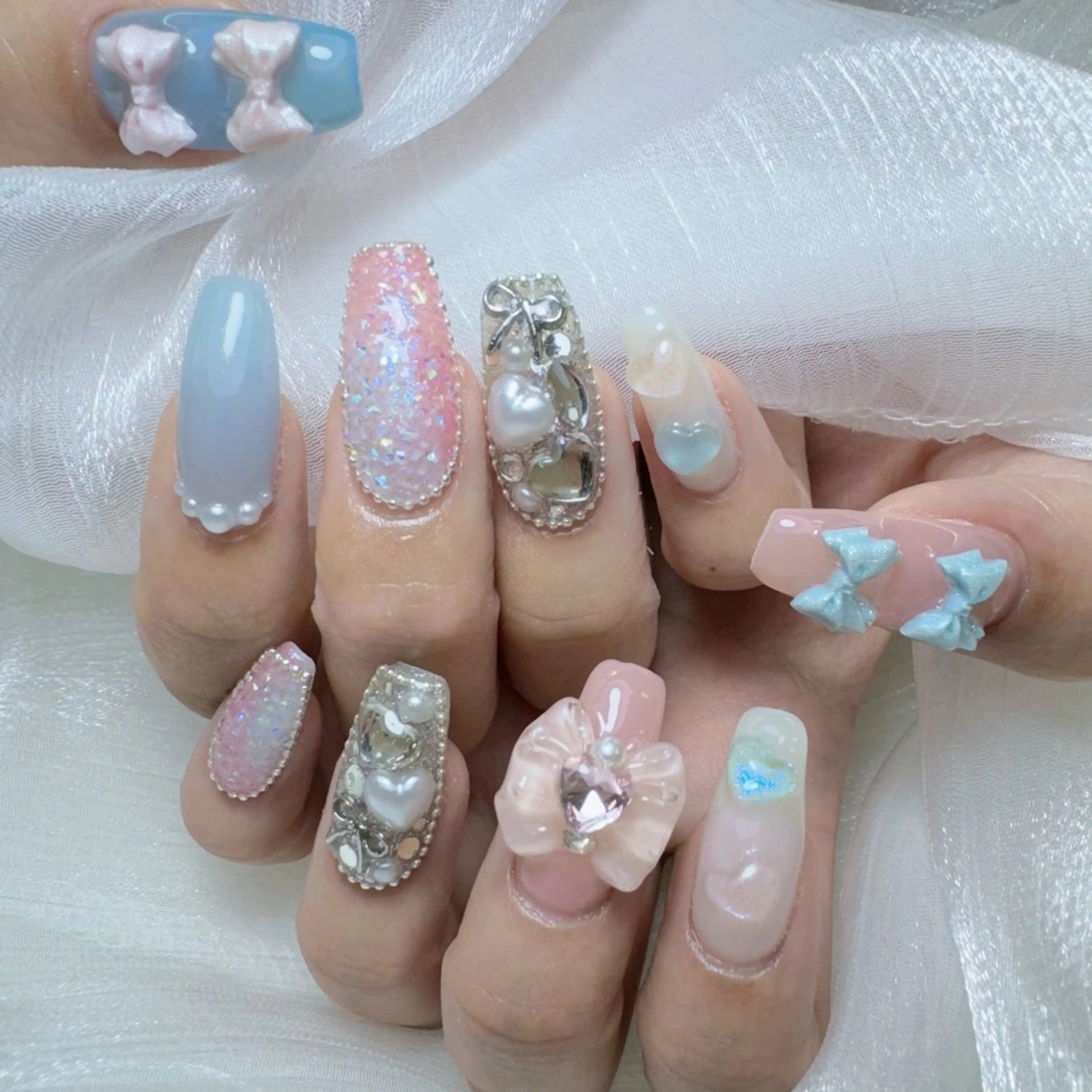 ネイル キラキラネイル 水色 ロングネイル リボン 夏ネイル ハンドネイル princess👑 木戸　唯のネイルデザイン
