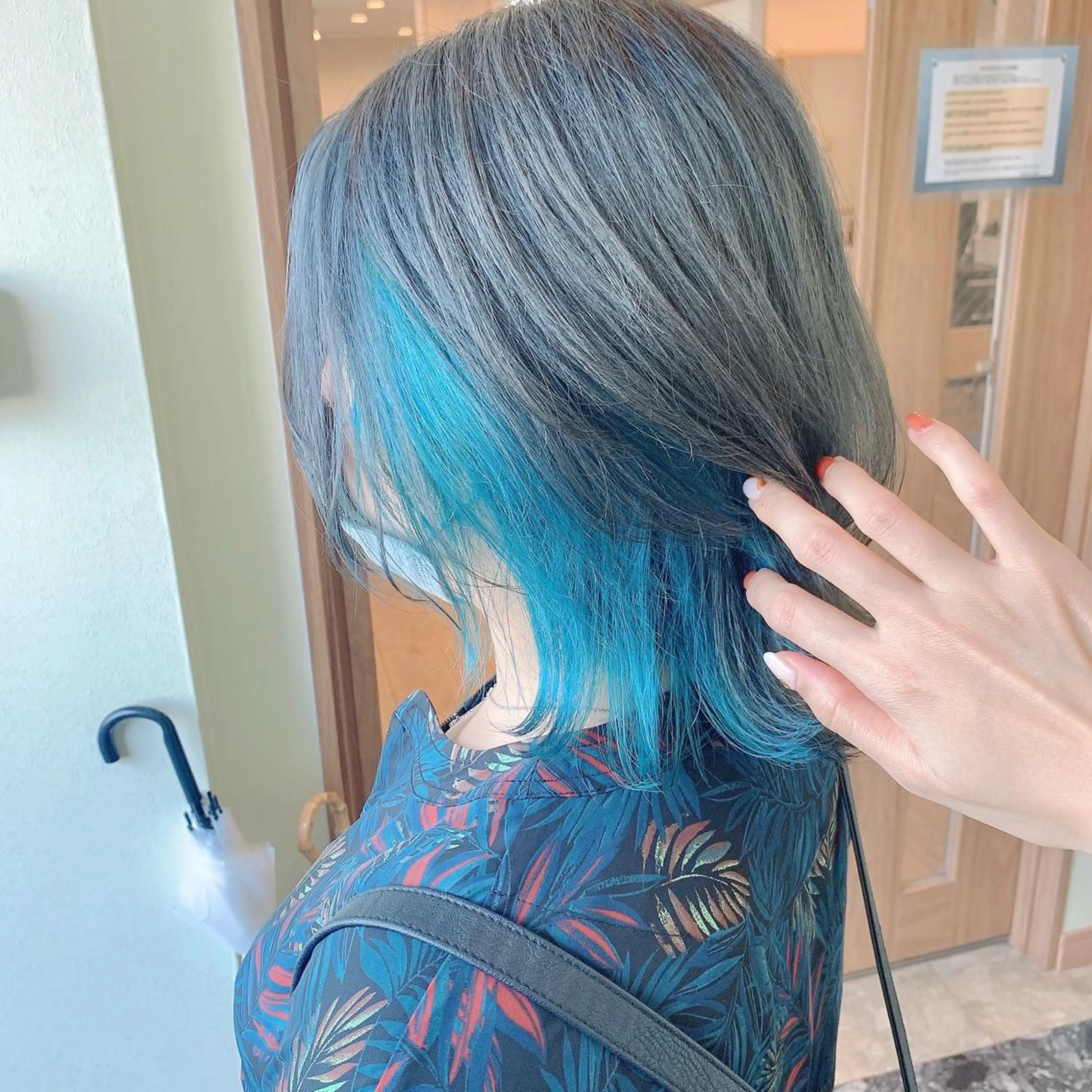 ショート カラー ブルーカラー インナーカラー NUMBER_ ユイナのヘアスタイル