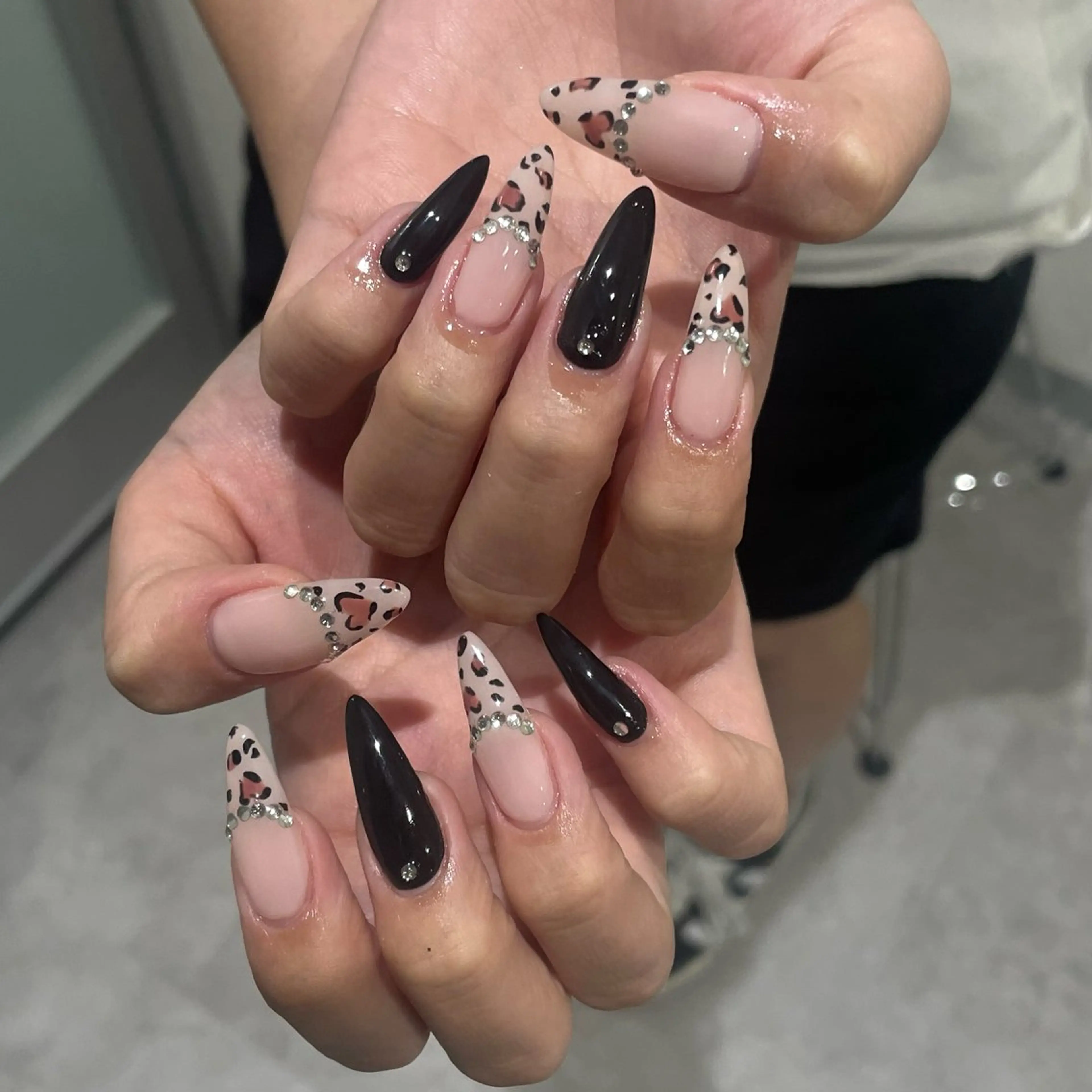 ネイル ストーンネイル ハンドネイル IROHA NAIL Kurumi🪽🫧のネイルデザイン