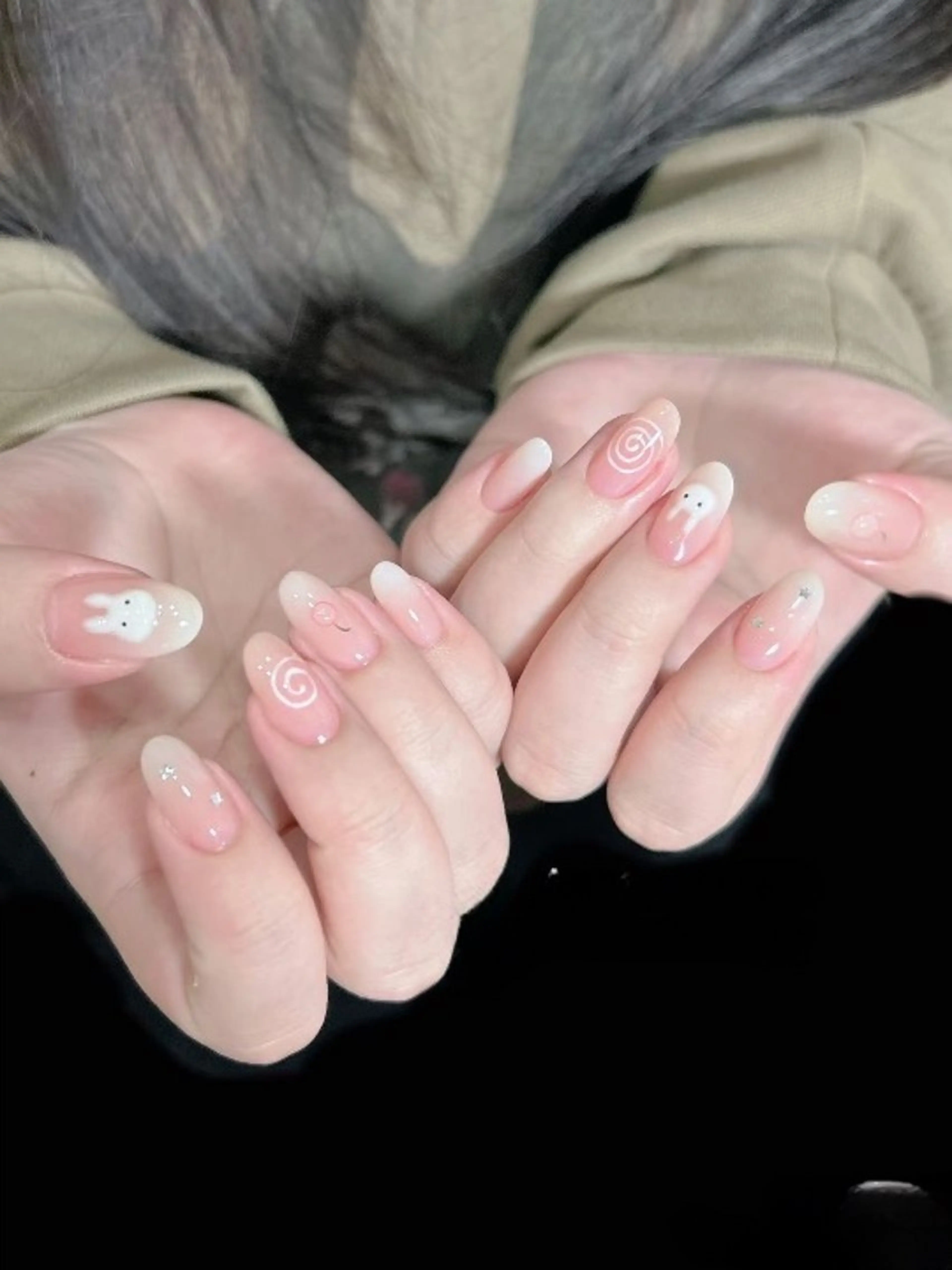 カラー グラデーションカラー ピンクカラー ハンドネイル AIN Nailのネイルデザイン