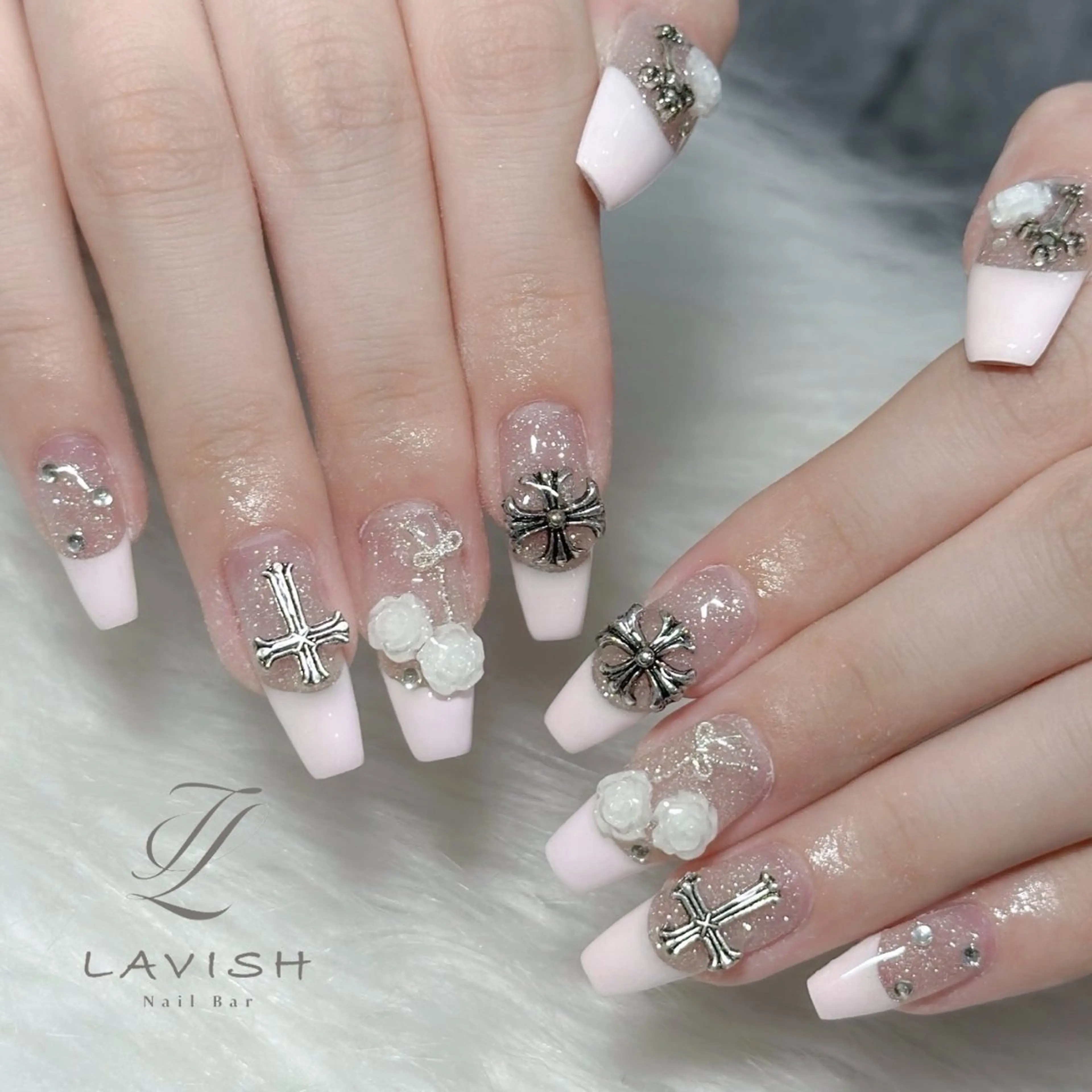 ネイル ハンドネイル フットネイル LAVISH nanamiのネイルデザイン
