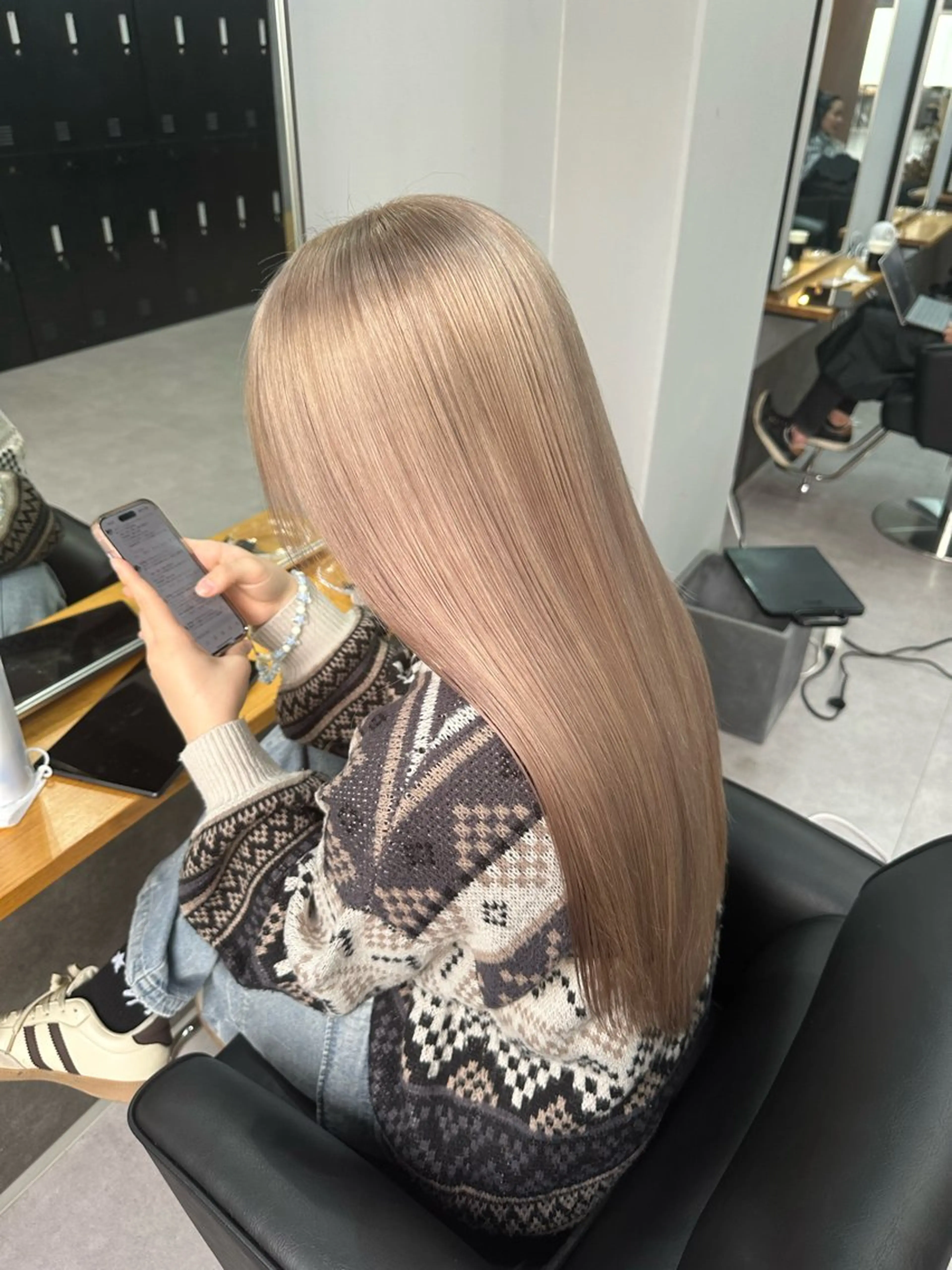 ロング カラー ベージュカラー ブリーチ 透明感カラー ハイトーンカラー ミルクティーベージュ kira/ブリーチ/ ハイトーン/烏丸のヘアスタイル