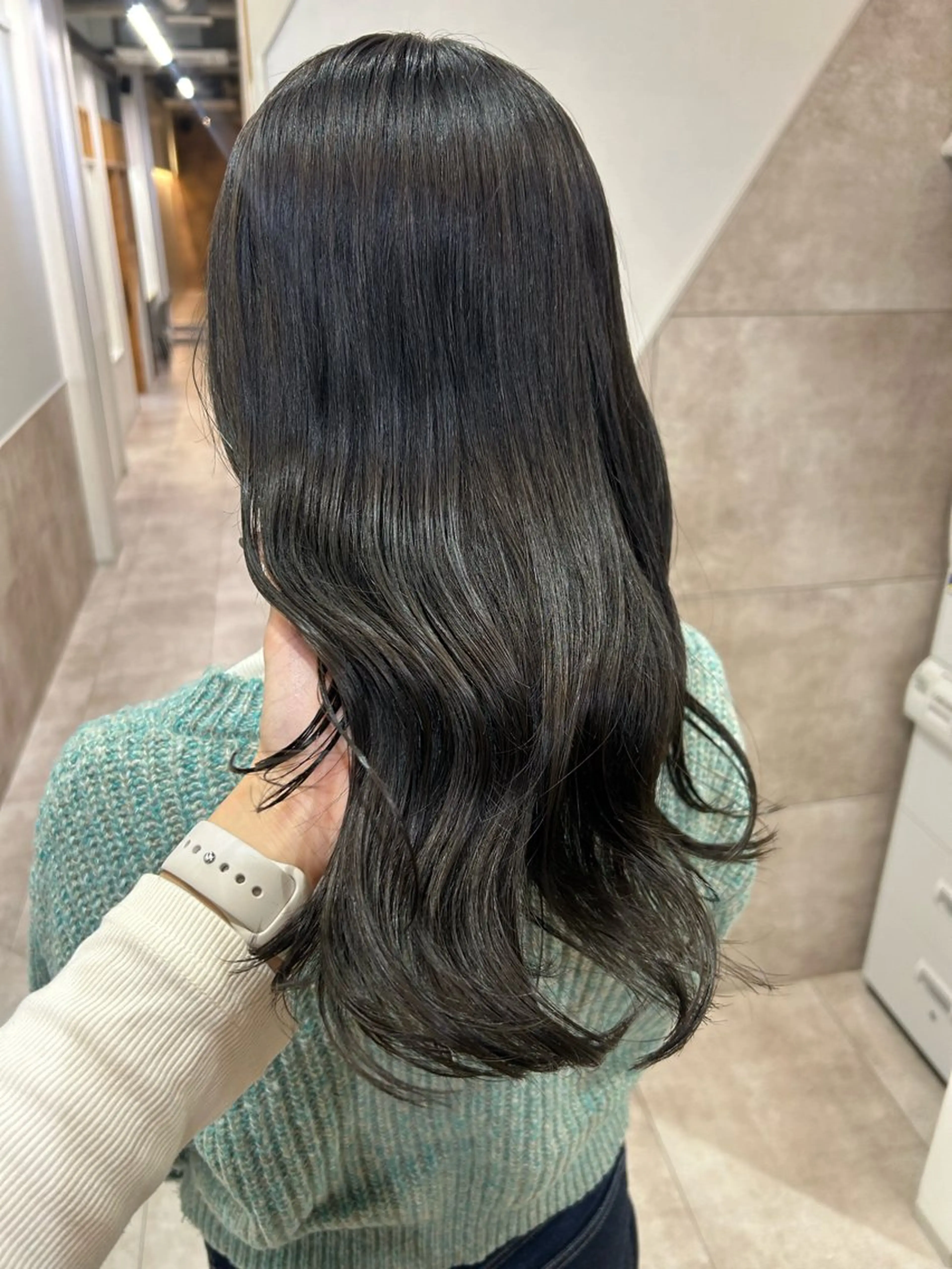 ロング カラー ベージュカラー オリーブベージュ カット ヘアカラー SAKINO． ベージュカラーのヘアスタイル