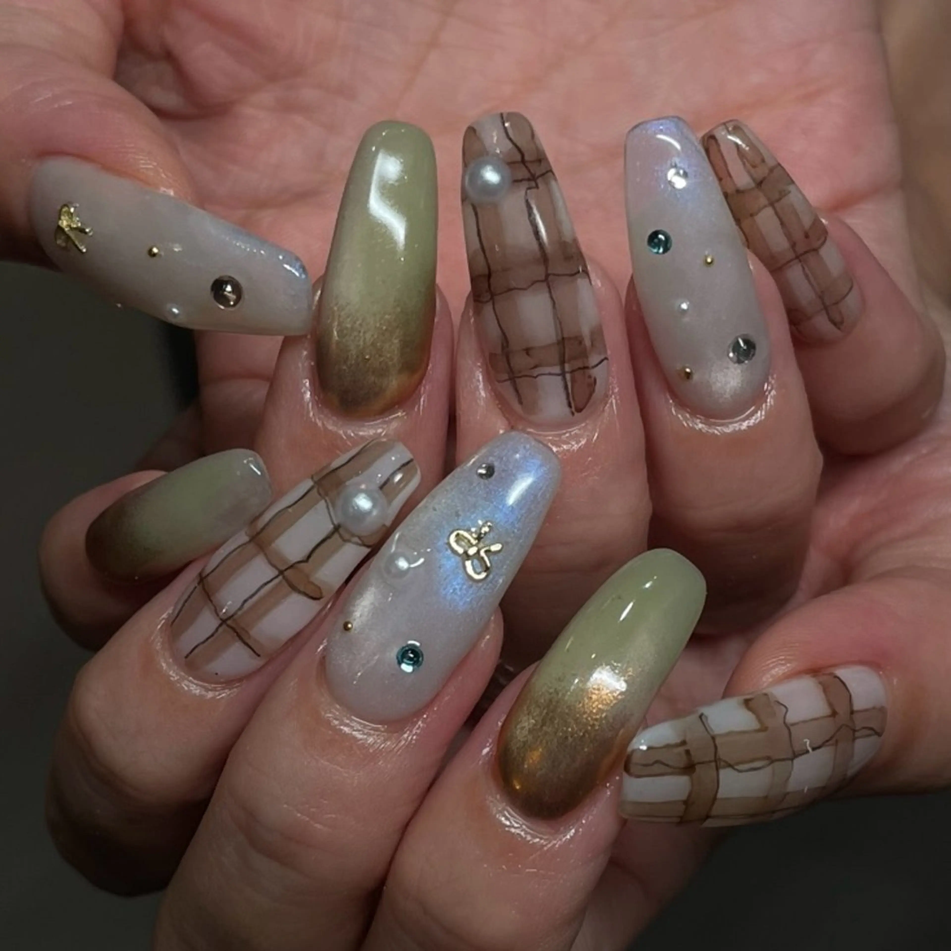 ネイル アートネイル ニュアンスネイル 🦋hana / nail / AOのネイルデザイン