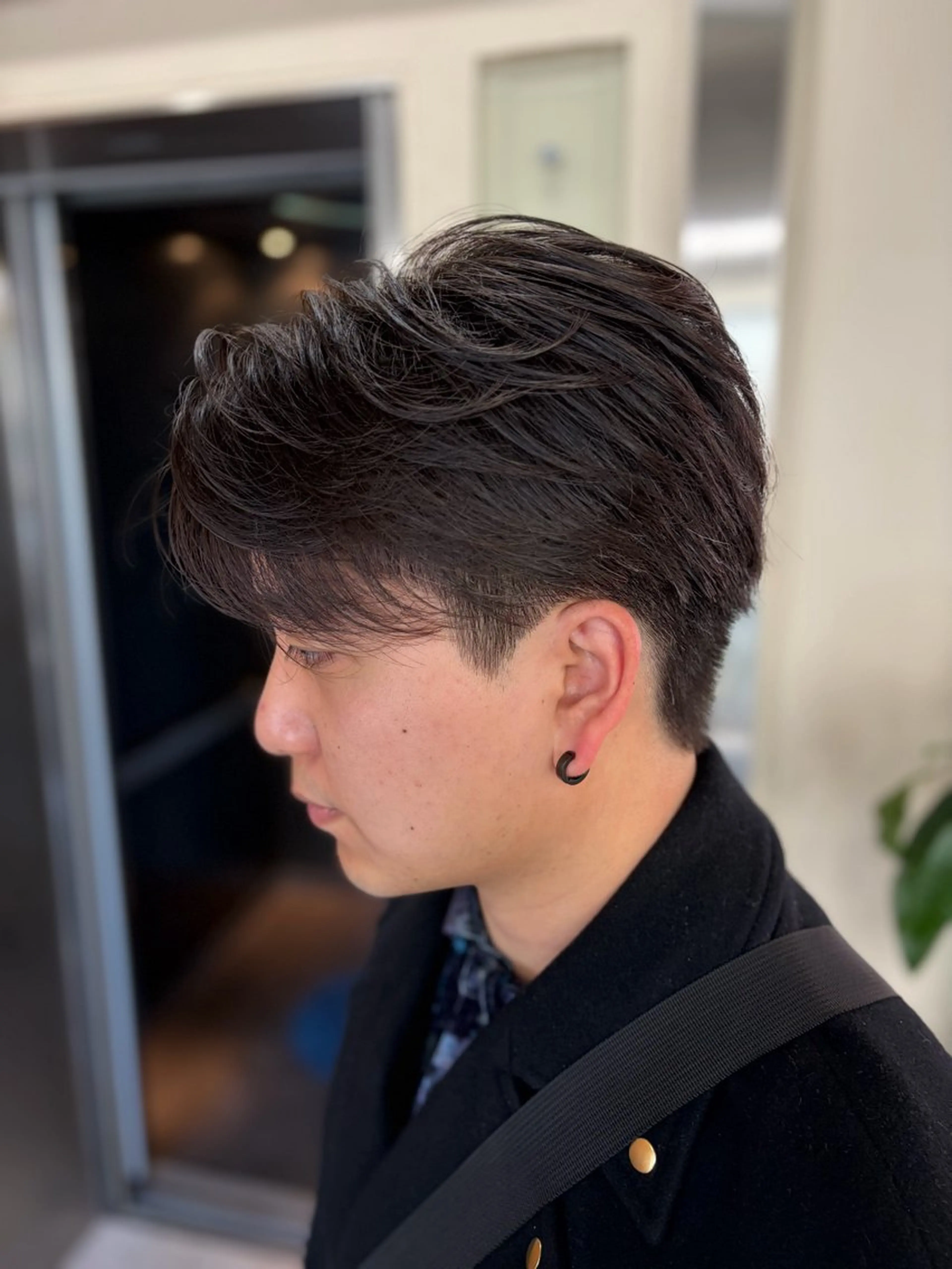 ミディアム パーマ メンズ ミディアムパーマ フェザーパーマ メンズパーマ ニュアンスパーマ RIKI/センター パート/メンズパーマのヘアスタイル