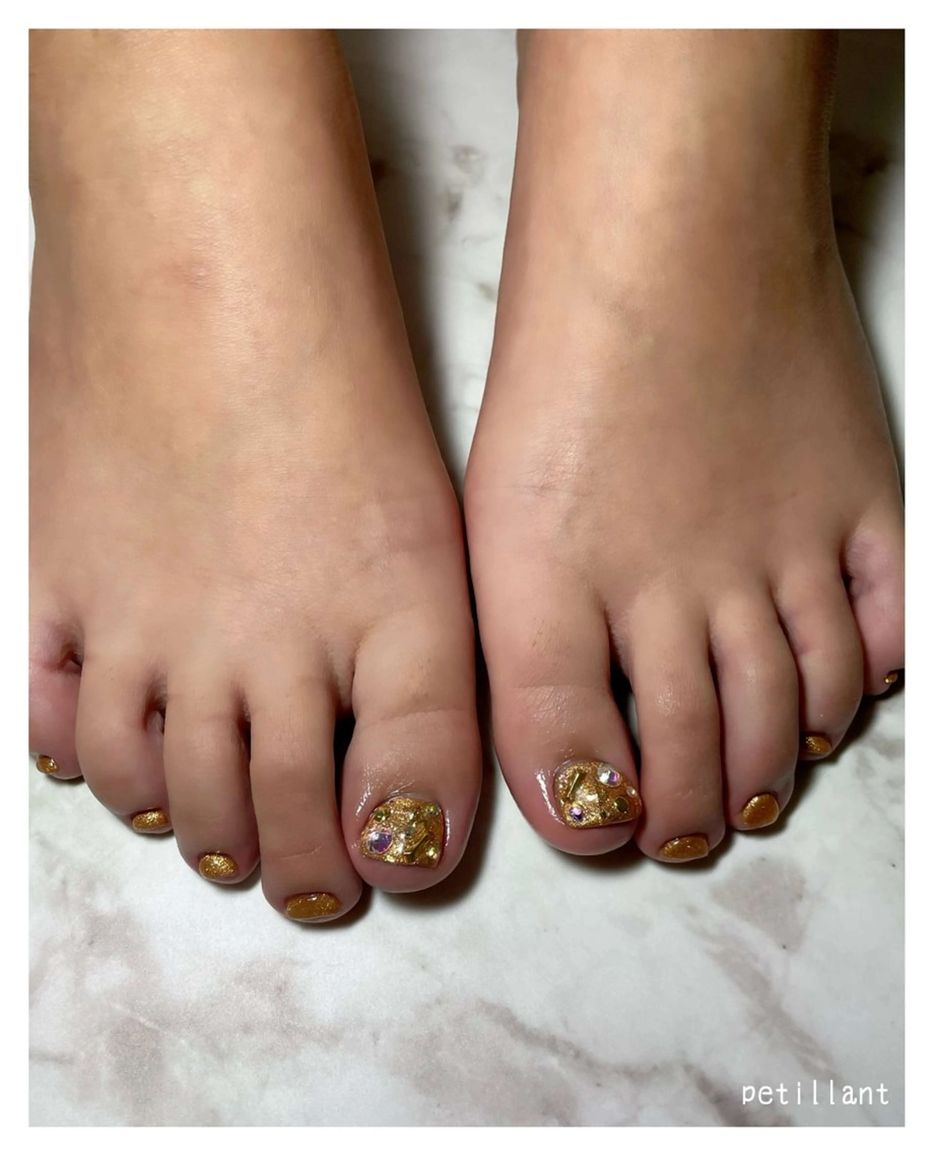 ネイル 長さ出し フットネイル ゴールド キラキラネイル 持ち込み フットネイル nail salon petillantのネイルデザイン
